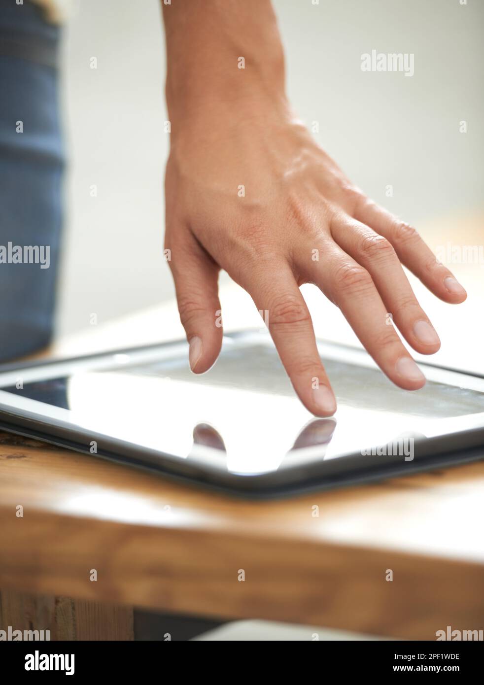 Business con la semplice pressione di un pulsante. una mano d'affari che tocca lo schermo su un tablet digitale. Foto Stock