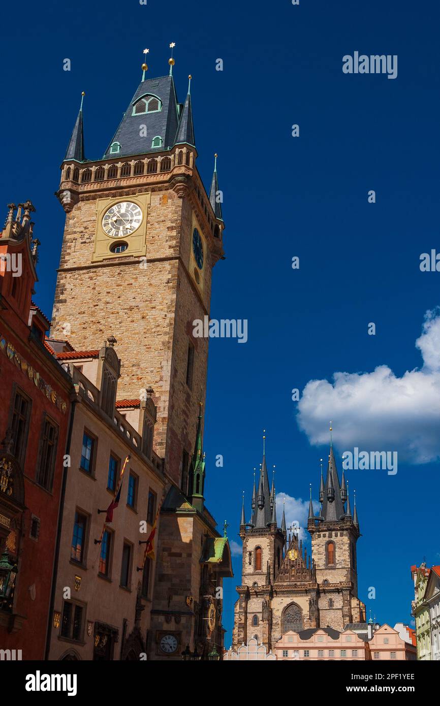 Monumenti famosi di Praga. Chiesa di nostra Signora prima Tyn torri gemelle gotiche e l'orologio astronomico nella piazza della città vecchia Foto Stock