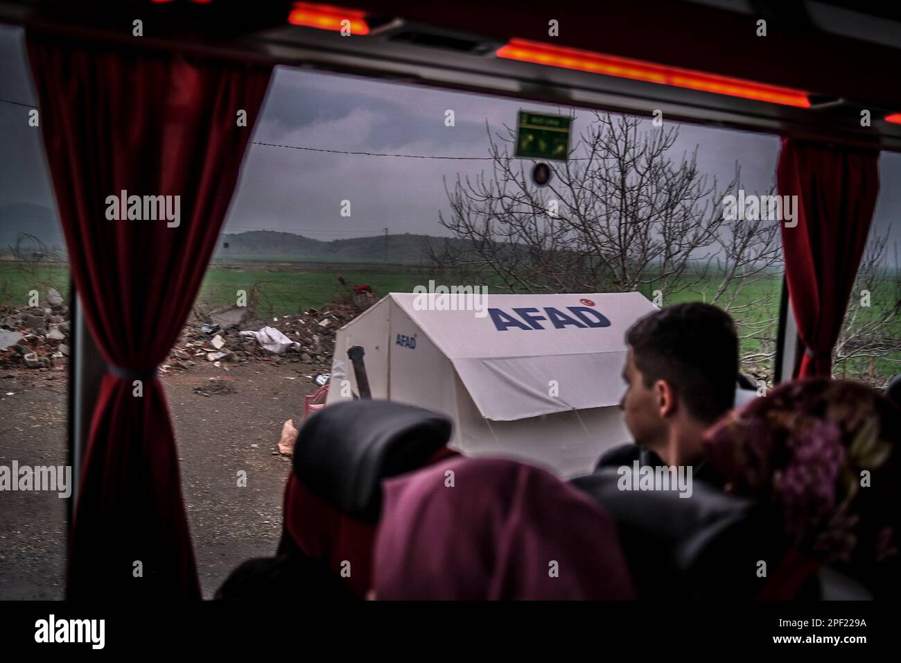 La gente ha visto guardare una tenda ha stabilito in?slahiye dal Kahramanmara? autobus. Uno dei luoghi più danneggiati nel terremoto centrato a Kahramanmara era il distretto di?slahiye di Gaziantep. Dopo il disastro che si è verificato 40 giorni fa, la gente di Islahiye continua ad essere visto nelle tombe dei loro parenti o nelle zone dove i detriti rimangono. Foto Stock