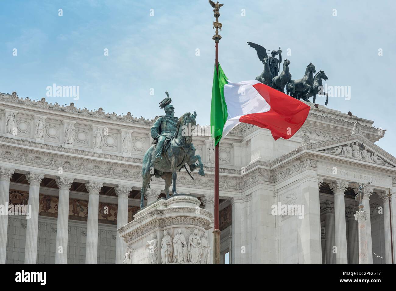 Bandiera Italia punto di riferimento della città, vista della bandiera nazionale d'Italia situato al Monumento Vittorio Emanuele nel centro storico di Roma Foto Stock