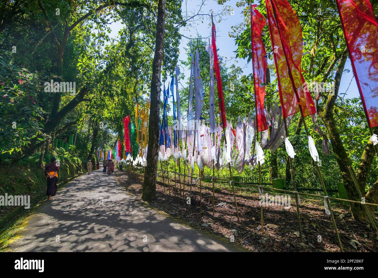 Samdruptse, Sikkim, India - 20th ottobre 2016 : Monaci che camminano sulla strada per la statua Santa di Guru Padmasambhava o nato da un loto, Guru Rinpoche. Foto Stock