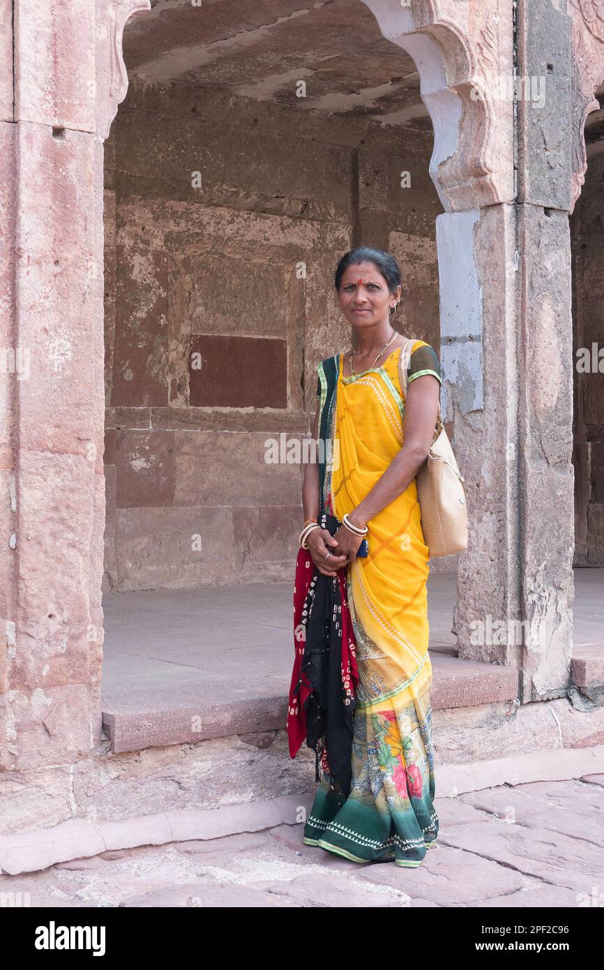 Jodhpur, Rajasthan, India - 19th ottobre 2019 : bella donna di mezza età Rajasthani che posa indossare abiti rajasthani colorati tradizionali a Mehr Foto Stock