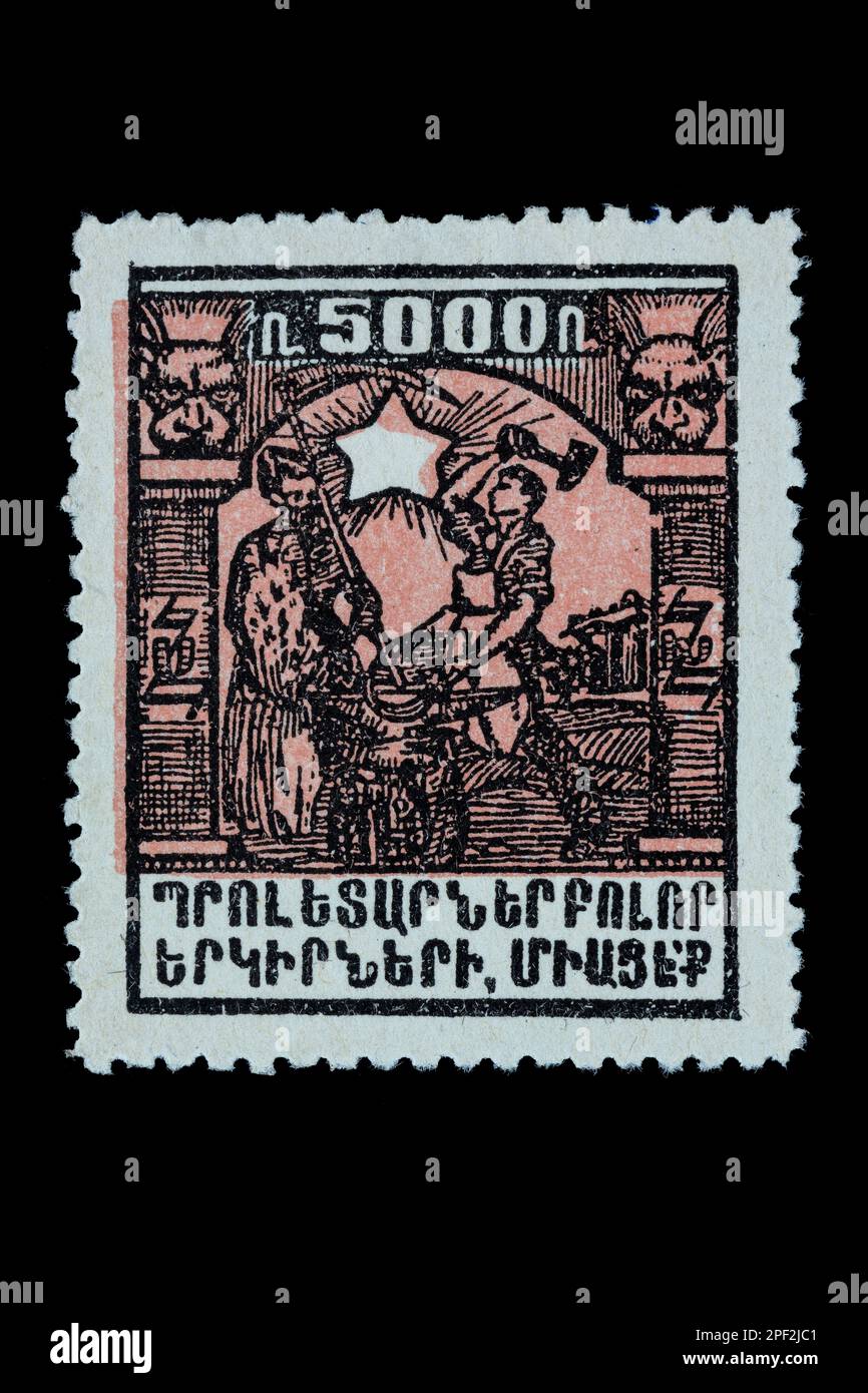 Francobollo iniziale dall'Armenia non rilasciato. 1922 problemi pittorici che mostrano un fabbro al lavoro usando martello e incudine. Valore nominale 5000 rubli. Foto Stock