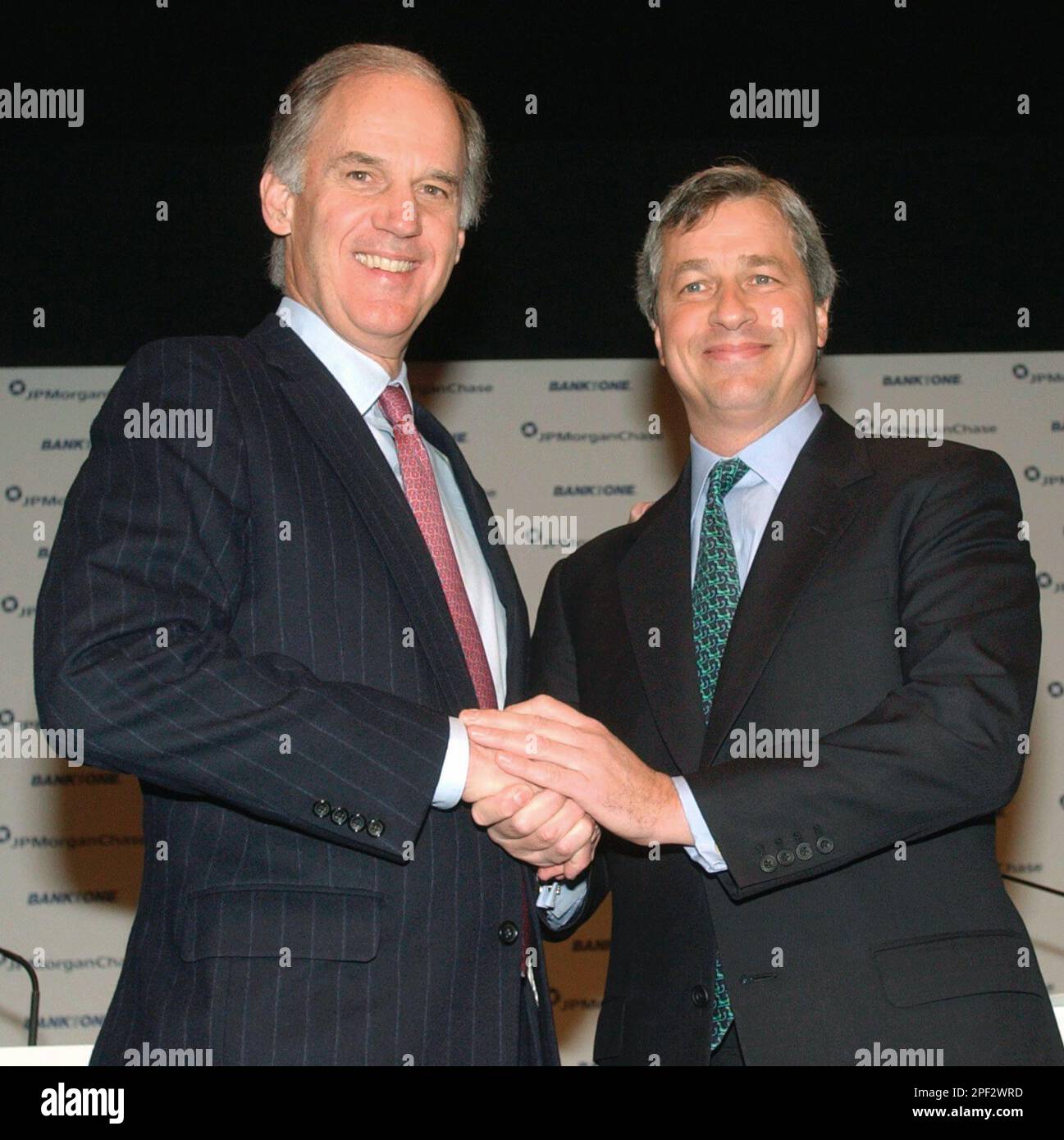 William B. Harrison Jr., left, CEO of J.P Morgan Chase shakes hands with Bank One CEO James Dimon before an analysts meeting in New York, Thursday, Jan. 15, 2004. J.P. Morgan Chase & Co. and Bank One Corp. announced a $58 billion merger on Wednesday, Jan 14, that will create the second-largest U.S. banking company. (AP Photo/Richard Drew) Foto Stock