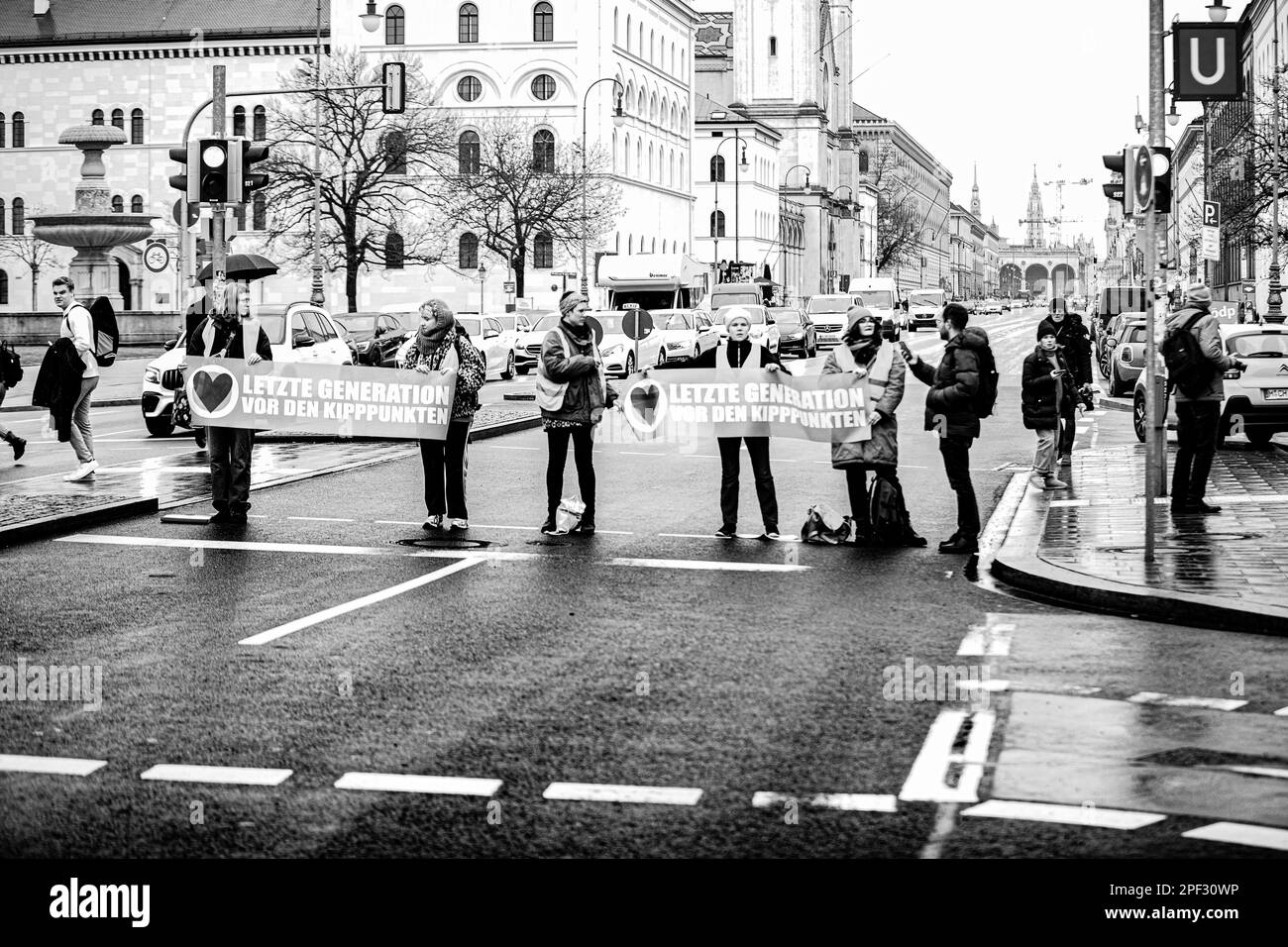 Monaco, Germania. 08th Mar, 2023. Il 8 marzo 2023, la Giornata internazionale della donna, 5 adesivi climatici hanno bloccato la Ludwigstrasse presso l'LMU di Monaco, in Germania. In occasione della Giornata internazionale della donna, hanno partecipato persone che si identificano come FLINTA. La polizia civile ha tirato gli attivisti fuori strada e ha attaccato un giornalista. La generazione Letzte dimostra la reintroduzione del biglietto da 9 euro e un limite di velocità di 100 km/h sulle autostrade e di un consiglio di amministrazione. (Foto di Alexander Pohl/Sipa USA) Credit: Sipa USA/Alamy Live News Foto Stock