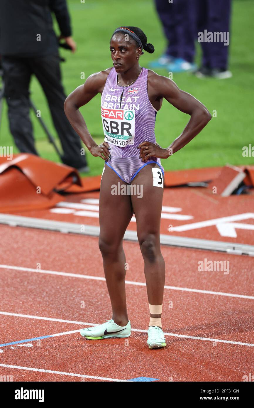 Victoria OHURUOGU in attesa dell'inizio della finale di 4 * 400m Relay al Campionato europeo di Atletica 2022 Foto Stock