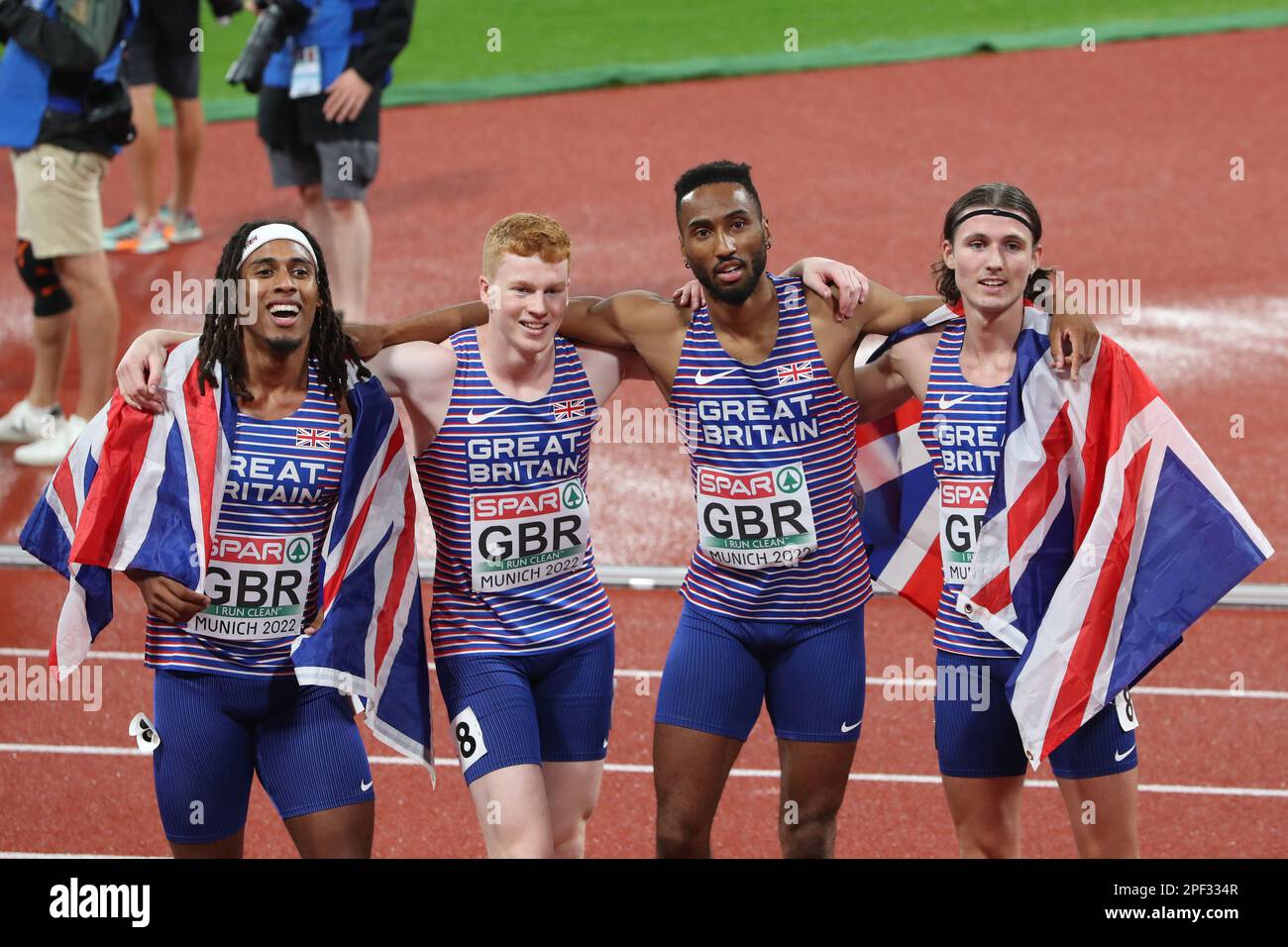 La squadra di staffetta maschile Great Britain 4 * 400m festeggia dopo aver vinto la medaglia d'oro al Campionato europeo di atletica 2022 Foto Stock