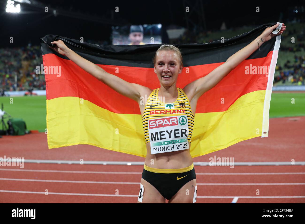 Lea MEYER festeggia dopo aver vinto la Medaglia d'Argento nella Steeplechase 3000m al Campionato europeo di Atletica 2022 Foto Stock