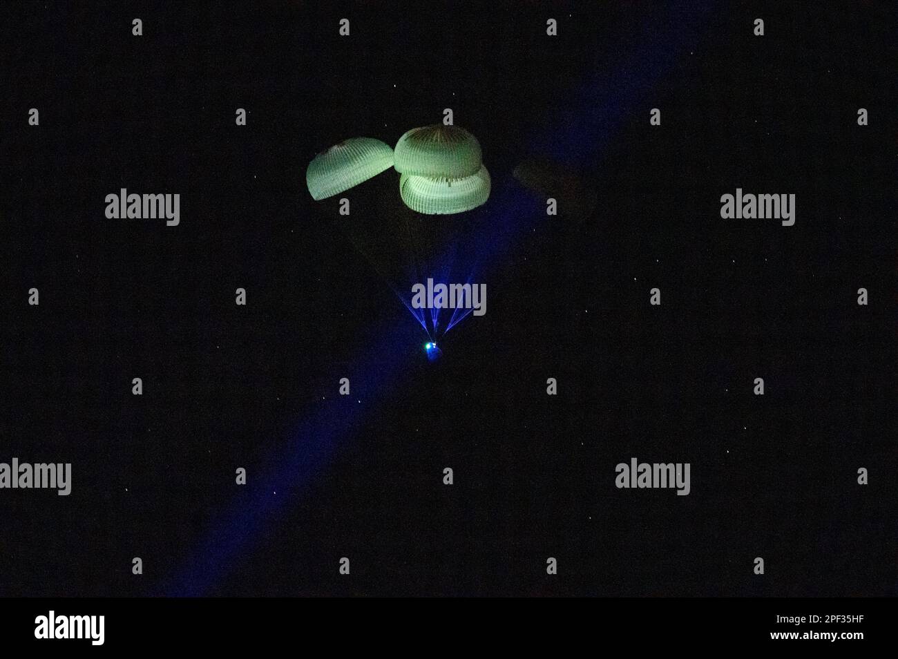 Tampa, Stati Uniti d'America. 11 marzo, 2023. La navicella spaziale SpaceX Dragon Endurance torna sulla terra dopo i paracadute schierati per lo spruzzo nel Golfo del Messico, 11 marzo 2023 vicino a Tampa, Florida. I membri dell'equipaggio-5 Josh Cassada, Nicole Mann, Anna Kikina e Koichi Wakata, sono tornati dopo 157 giorni nello spazio come parte della Stazione spaziale Internazionale. Credit: Keegan Barber/NASA/Alamy Live News Foto Stock