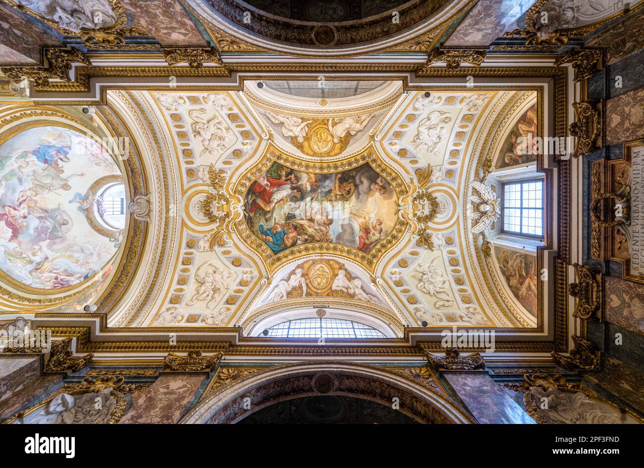 La bella volta affrescata della Chiesa di San Nicola dei Lorenesi a Roma. Marzo-10-2022 Foto Stock