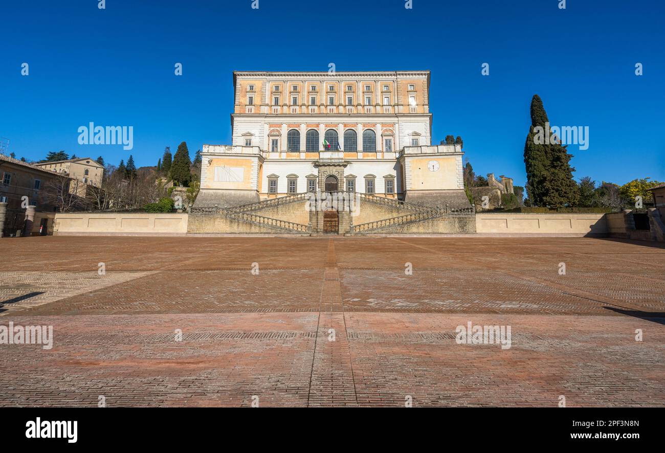 L'imponente Palazzo Farnese a Caprarola in una soleggiata mattinata invernale. Provincia di Viterbo, Lazio, Italia. Foto Stock