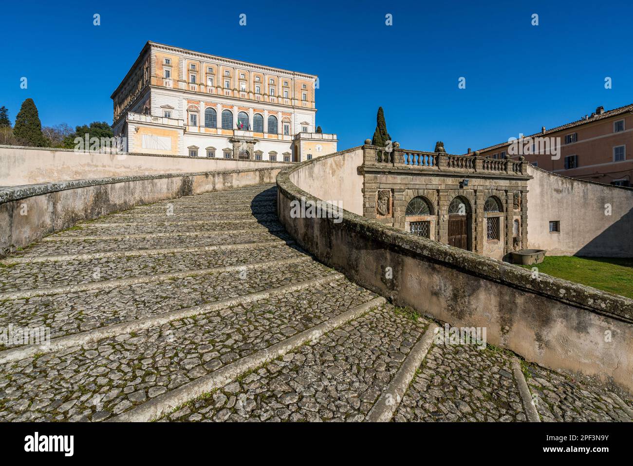 L'imponente Palazzo Farnese a Caprarola in una soleggiata mattinata invernale. Provincia di Viterbo, Lazio, Italia. Foto Stock