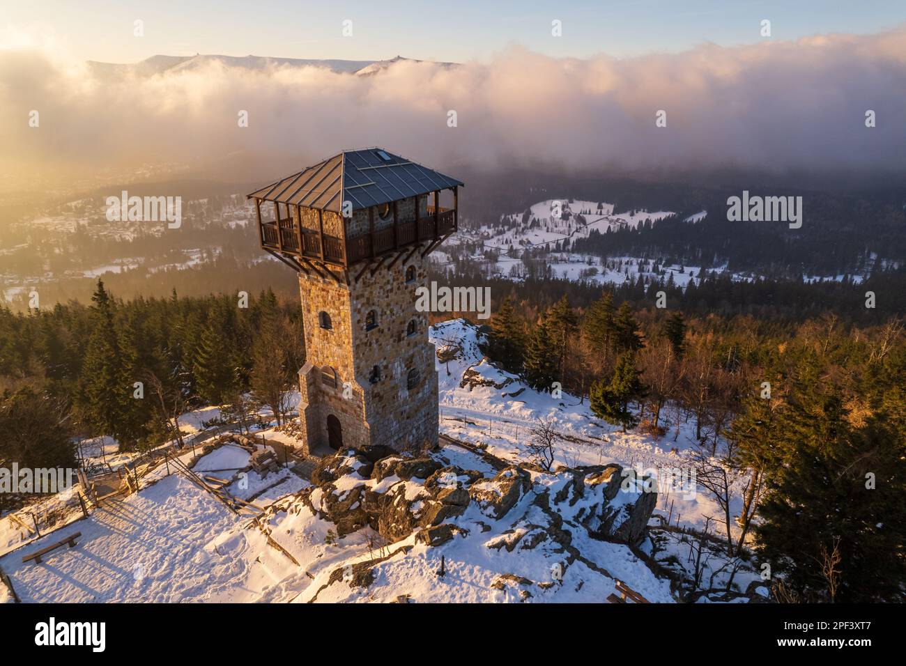 Veduta aerea di Wysoki Kamien sulle montagne di Karkonosze in Polonia Foto Stock