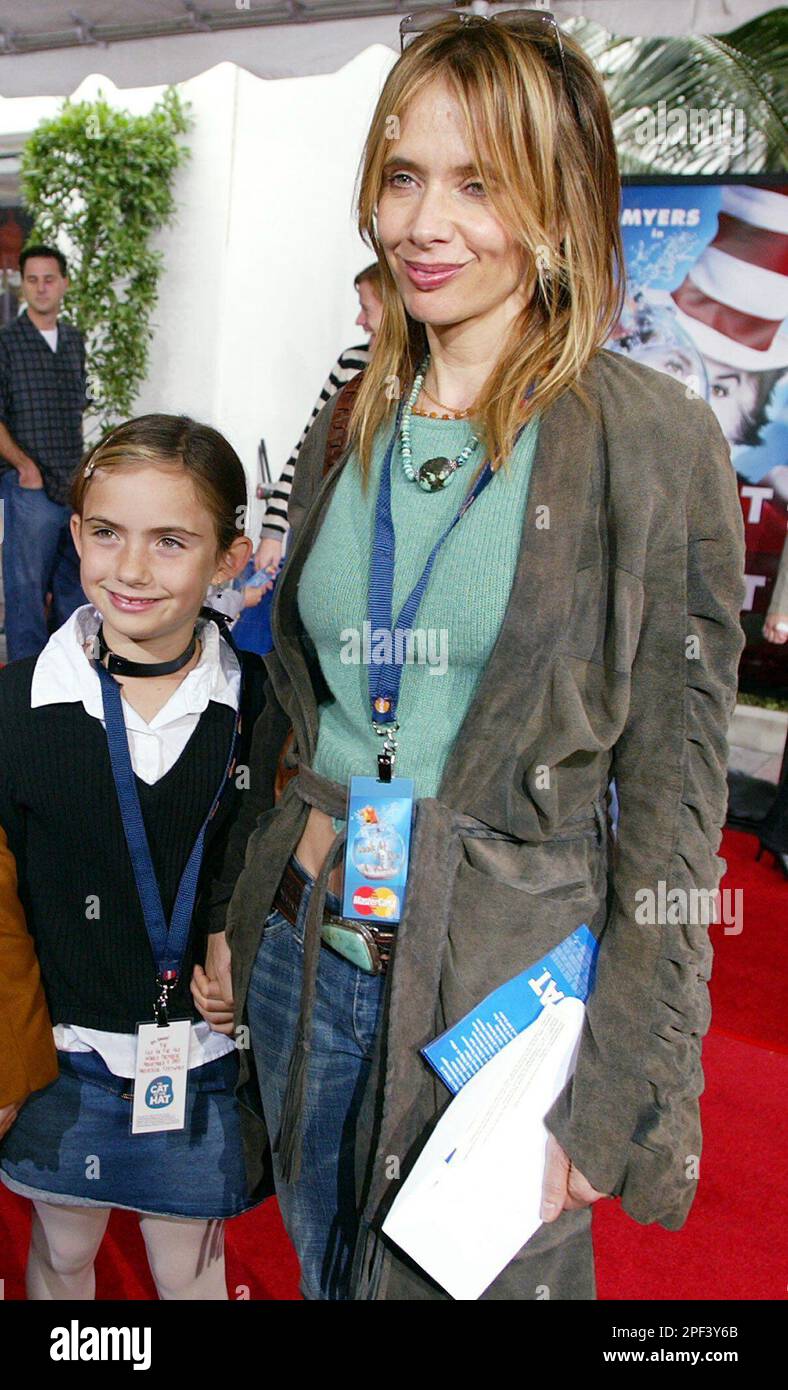 Actress Rosanna Arquette, right, and her daughter, Zoe, pose as they arrive for the premiere of "Dr. Seuss' The Cat in the Hat", Saturday, Nov. 8, 2003, at Universal Studios in the Hollywood section of Los Angeles. (AP Photo/Nam Y. Huh) Foto Stock