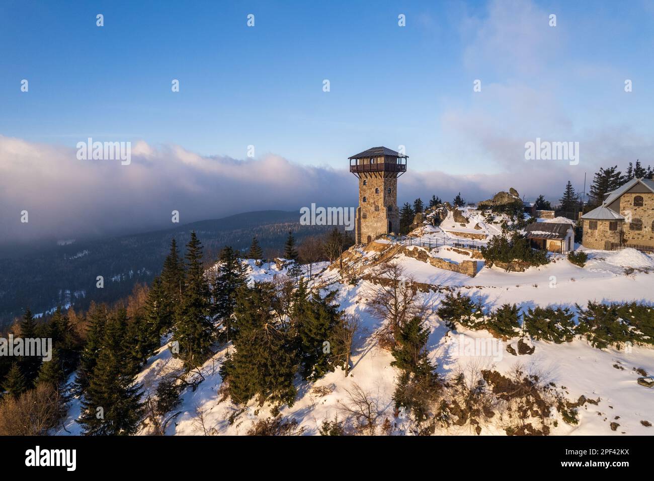 Veduta aerea di Wysoki Kamien sulle montagne di Karkonosze in Polonia Foto Stock