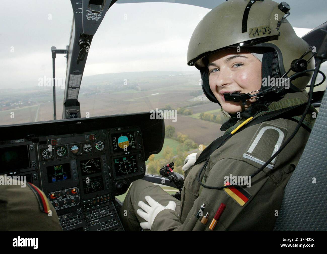 ** PRAEZISIERT ZU ERSTER HUBSCHRAUBEREINSATZPILOTIN ** Die erste HubschrauberEinsatzpilotin
