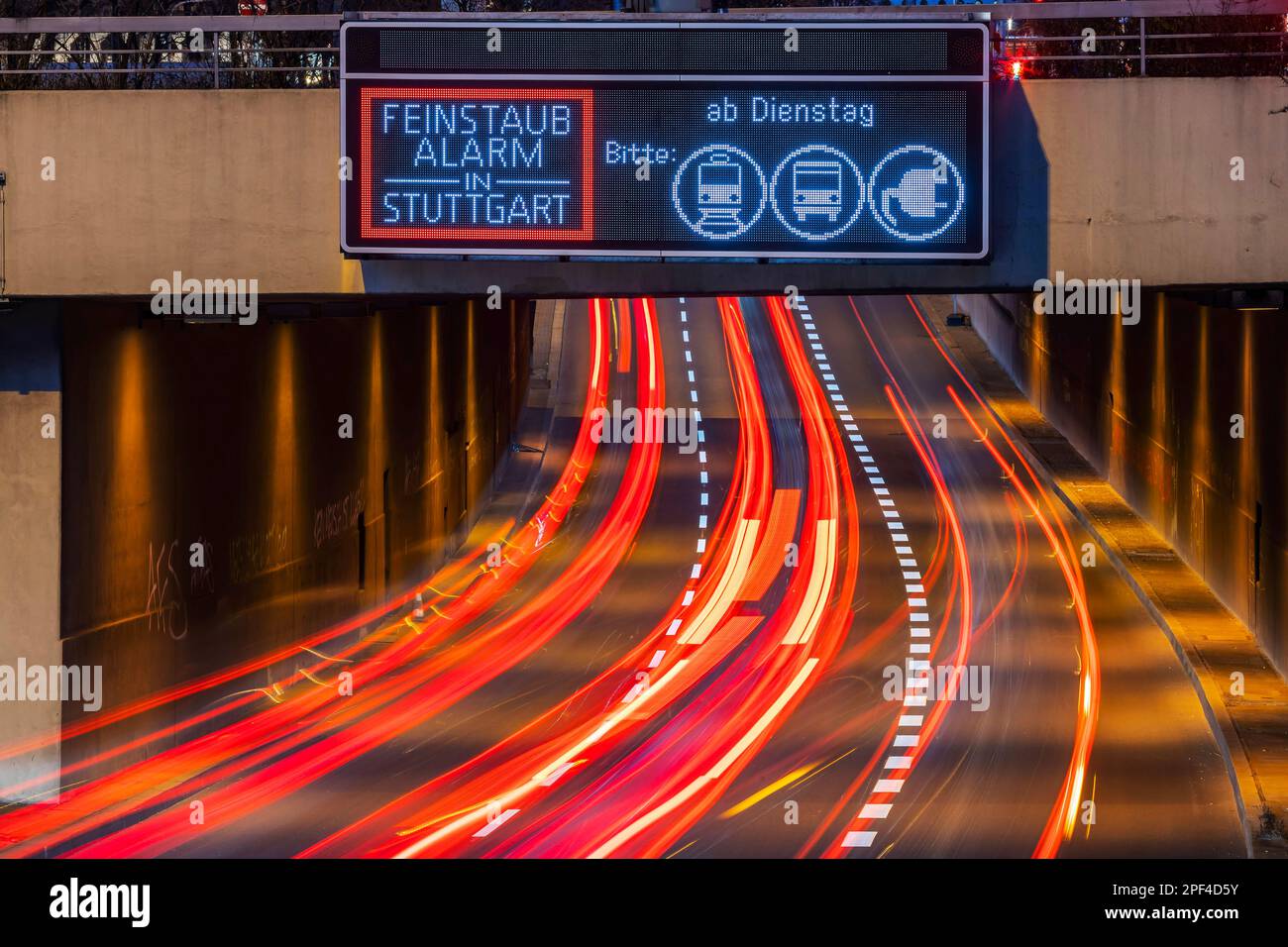 Allerta polvere fine a Stoccarda, gli automobilisti sono invitati ad astenersi dalla guida a causa della scarsa qualità dell'aria. Stoccarda, Baden-Wuerttemberg, Germania Foto Stock