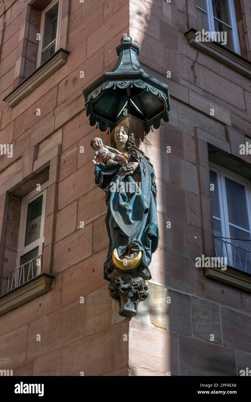 Maria immaculata, figura di casa in una casa residenziale, Weinmarkt, Norimberga, Franconia Centrale, Bayerrn, Germania Foto Stock Maria immaculata, figura di casa in una casa residenziale, Weinmarkt, Norimberga, Franconia Centrale, Bayerrn, Germania Foto Stock