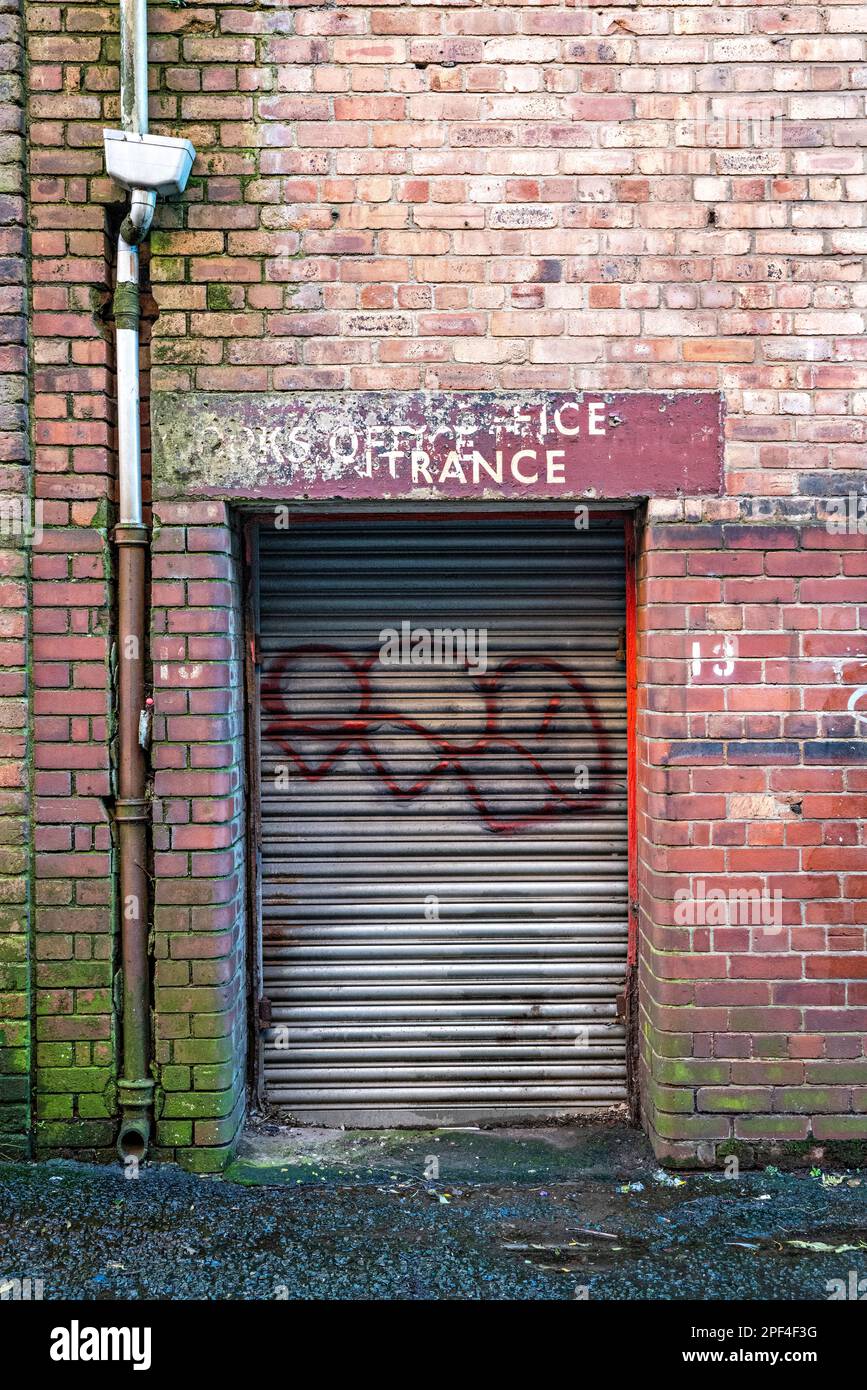 Porta a rulli in metallo per il magazzino Liverpool Docklands Foto Stock