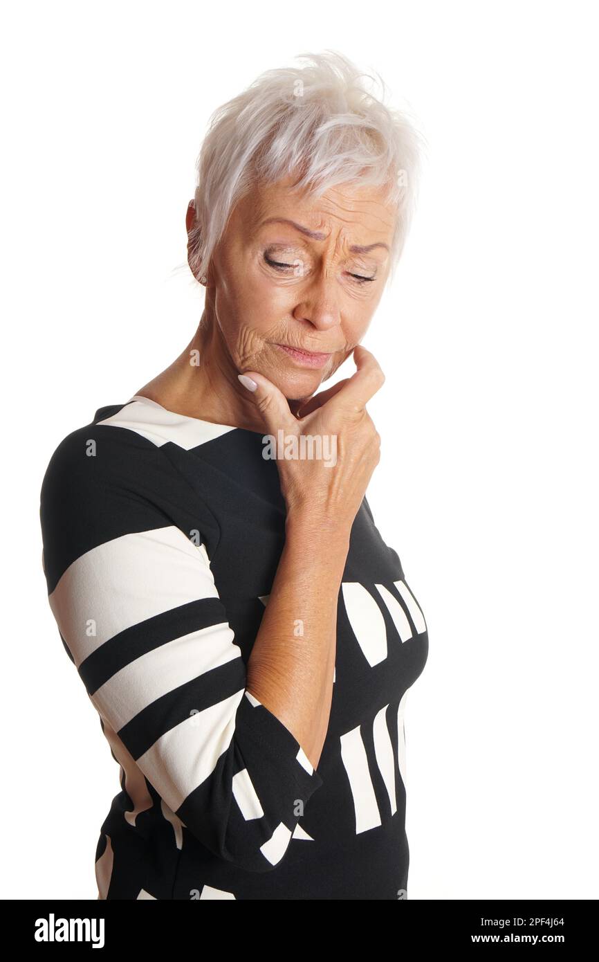 donna matura con i capelli bianchi corti che osservano disturbati e dimenticato. isolato su bianco Foto Stock