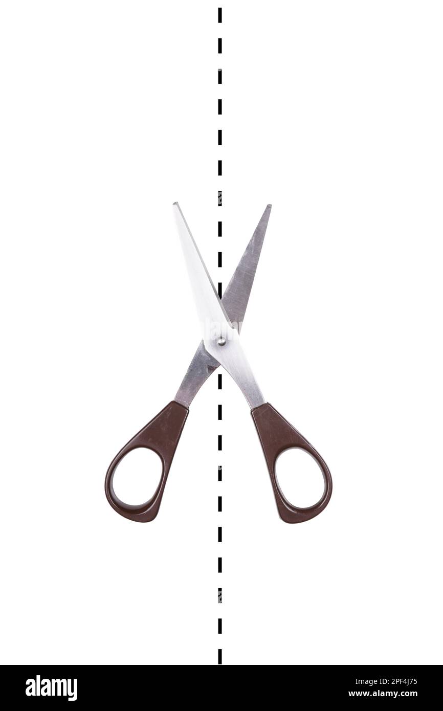coppia di forbici di carta che tagliano lungo la linea tratteggiata, isolate su bianco Foto Stock