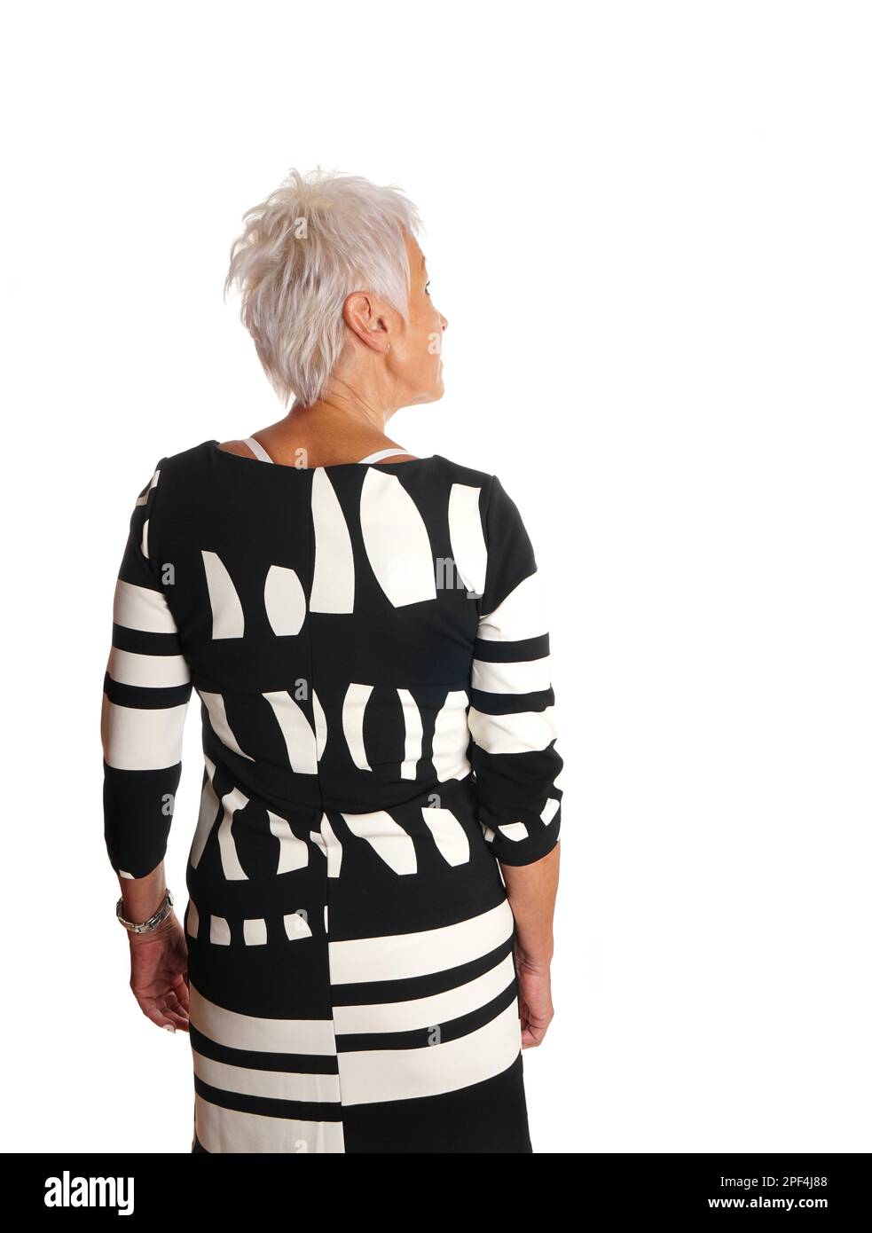 vista posteriore della donna anziana che guarda qualcosa. isolato su bianco Foto Stock