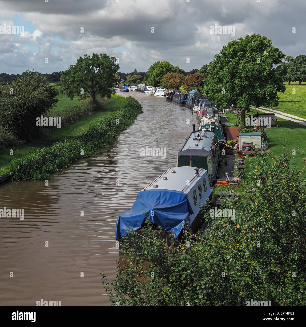 Restringere le barche ormeggiate lungo il Shropshire Union Canal Foto Stock Restringere le barche ormeggiate lungo il Shropshire Union Canal Foto Stock