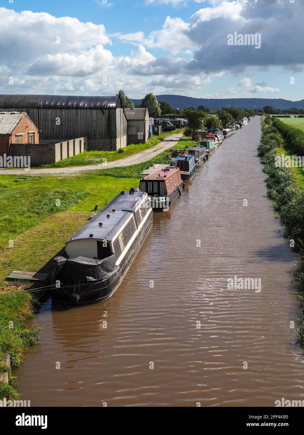 Restringere le barche ormeggiate lungo il Shropshire Union Canal Foto Stock Restringere le barche ormeggiate lungo il Shropshire Union Canal Foto Stock