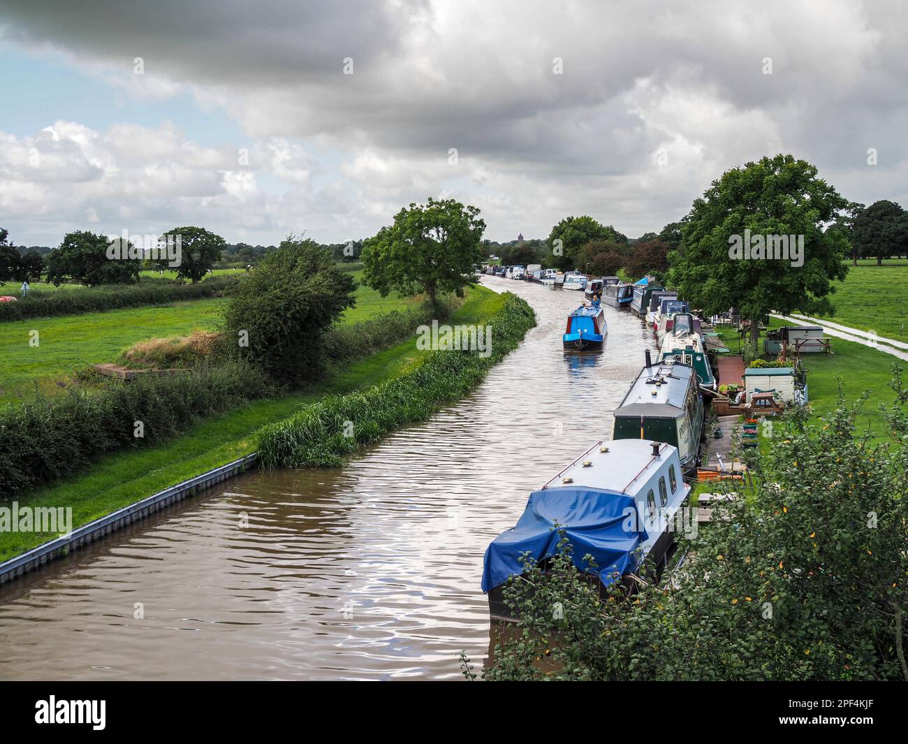 Restringere le barche ormeggiate lungo il Shropshire Union Canal Foto Stock Restringere le barche ormeggiate lungo il Shropshire Union Canal Foto Stock