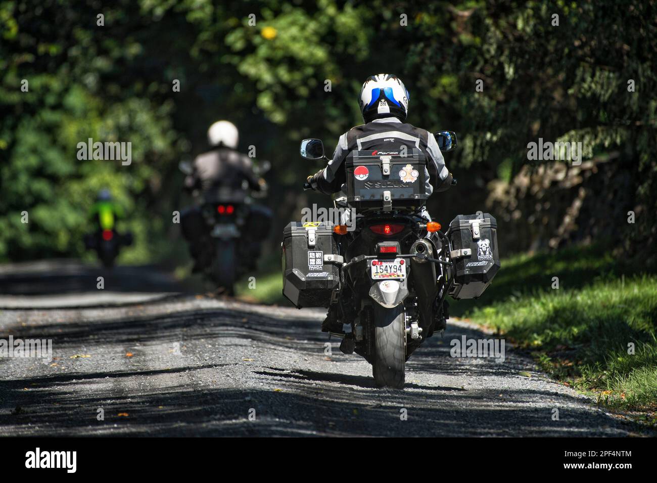 Stati Uniti - Giugno 30, 2019: Motociclista tour le strade secondarie di Western Loudoun qui andando verso ovest a Millville Road. (Foto di Douglas Graham/WLP) Foto Stock