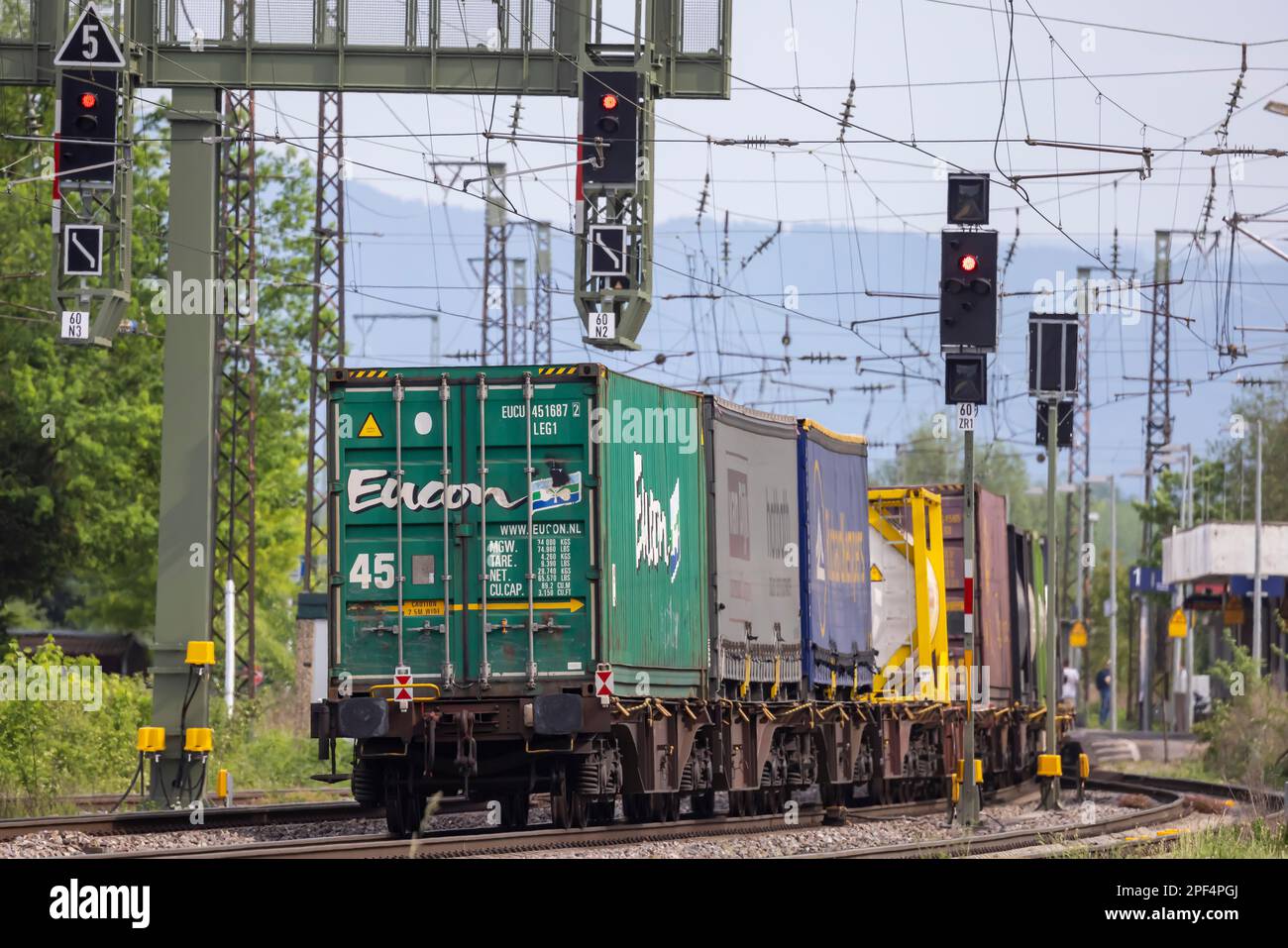 Treno merci in corso sulla linea della Valle del Reno vicino a Riegel, Baden-Wuerttemberg, Germania Foto Stock