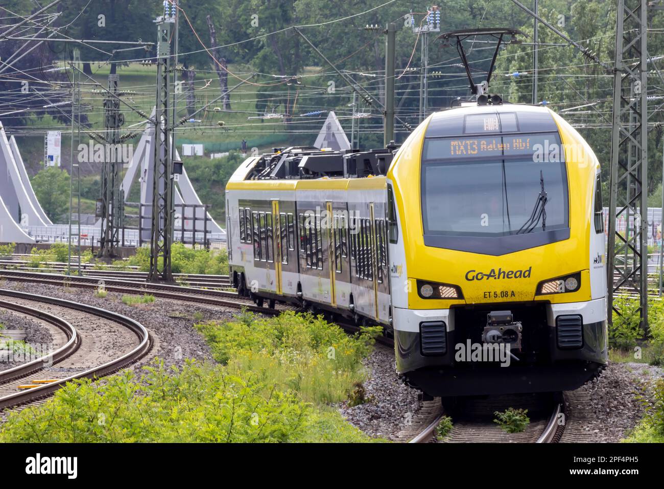 Treno regionale da Go-Ahead in corso vicino alla stazione di Stoccarda Bad Cannstatt, Stoccarda, Baden-Wuerttemberg, Germania Foto Stock