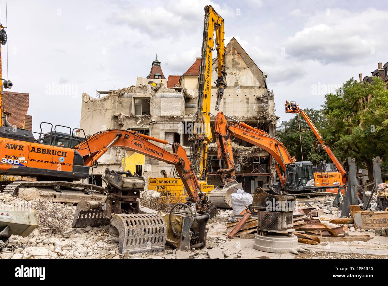 Demolizione di un edificio, demolizione di un escavatore durante la decostruzione di un ampliamento dei grandi magazzini Kaufhof, Stoccarda Foto Stock