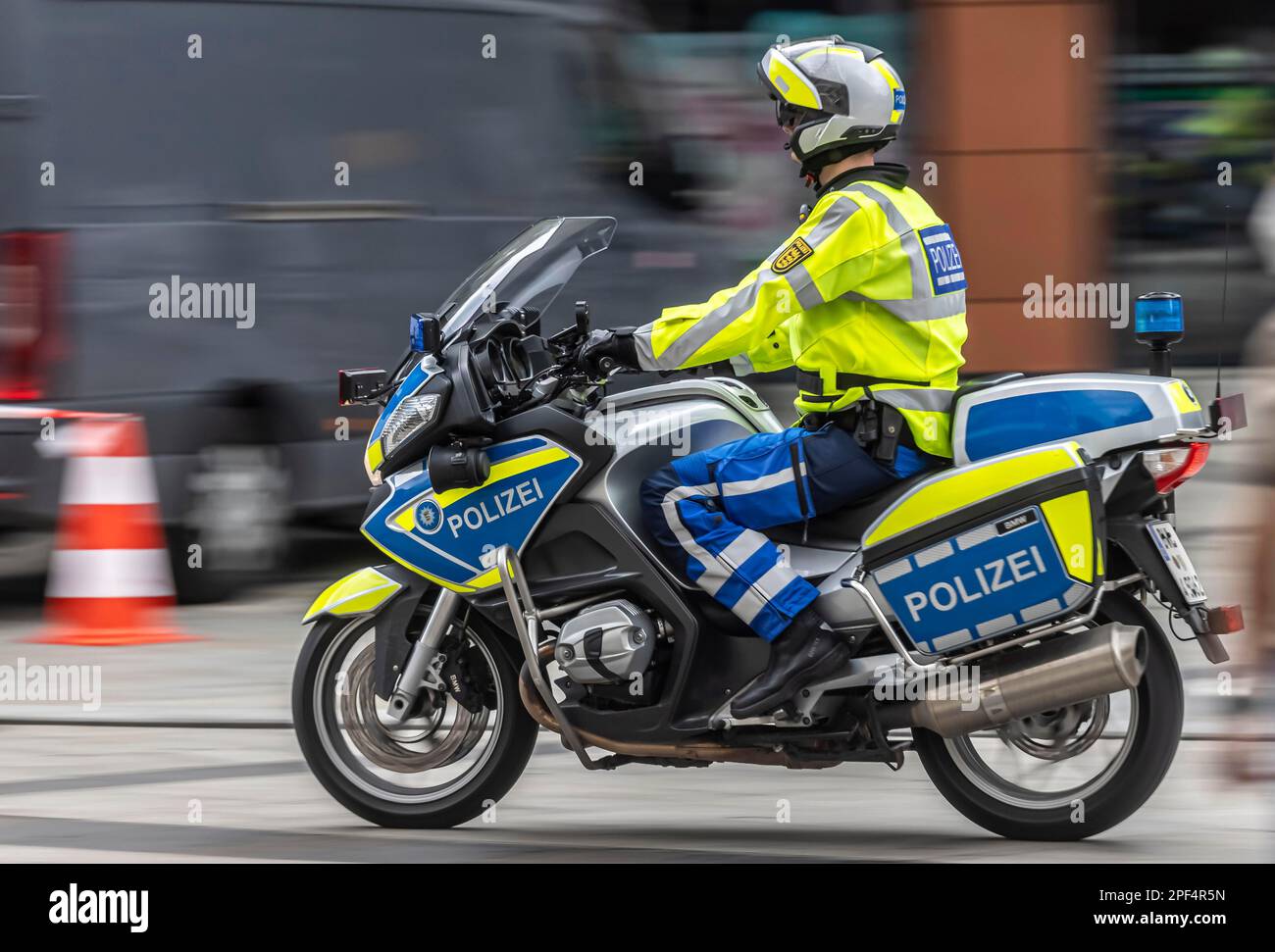 Poliziotto della polizia di stato su una moto di polizia, pull-along, Stoccarda, Baden-Wuerttemberg, Germania Foto Stock