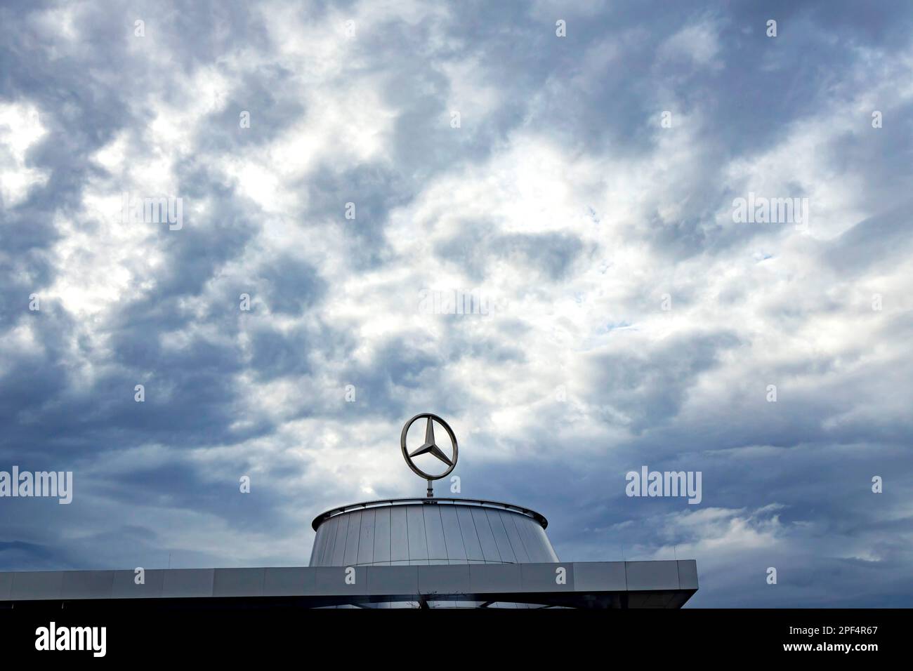Mercedes stella sopra il Mercedes Center a Untertuerkheim, nuvole nel cielo, Stoccarda, Baden-Wuerttemberg, Germania Foto Stock