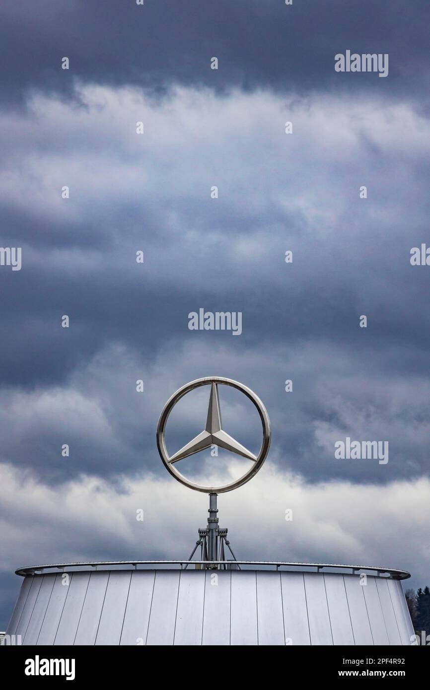 Mercedes stella sopra il Mercedes Center a Untertuerkheim, nuvole nel cielo, Stoccarda, Baden-Wuerttemberg, Germania Foto Stock