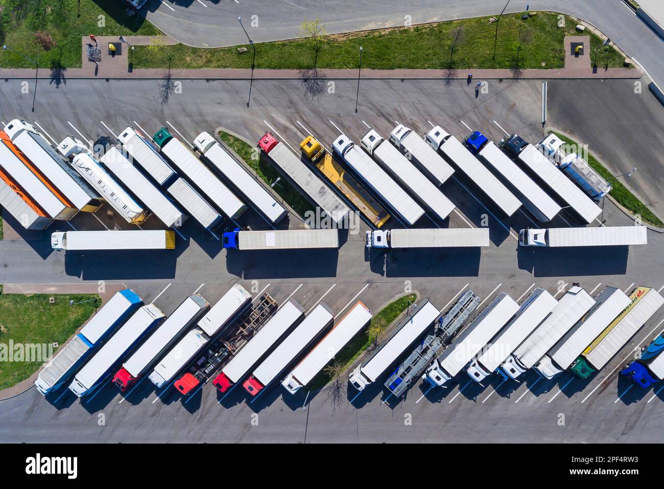 Area di riposo Denkendorf sull'autostrada A8, posti auto occupati per camion, conducenti devono rispettare i loro periodi di riposo, foto drone, Denkendorf Foto Stock