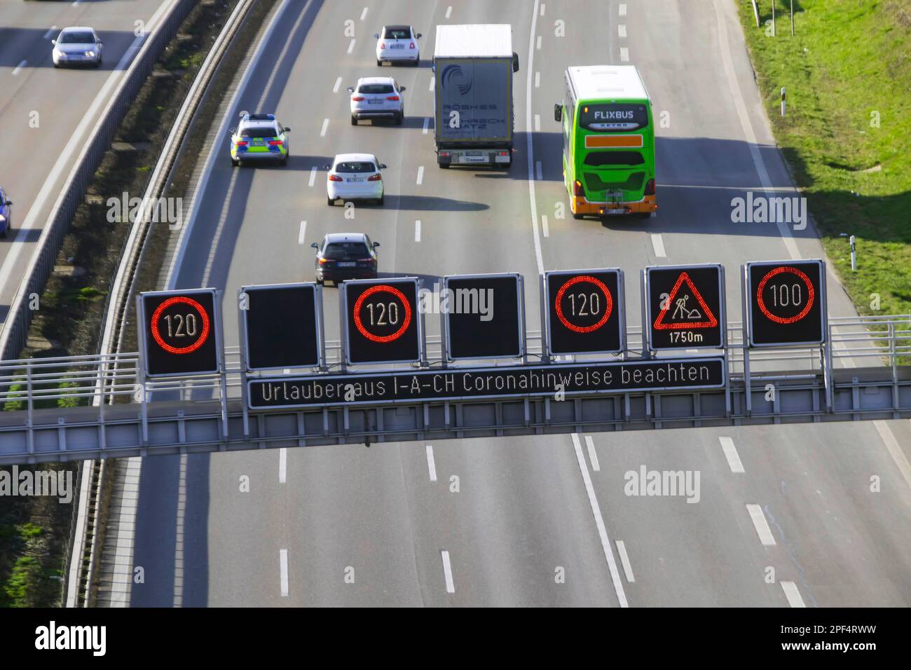 I ritiri dalla vacanza devono prestare attenzione agli avvisi di Corona, all'avviso di cambiamento, al cartello stradale sull'autostrada A8 vicino Stoccarda, Baden-Wuerttemberg, Germania Foto Stock