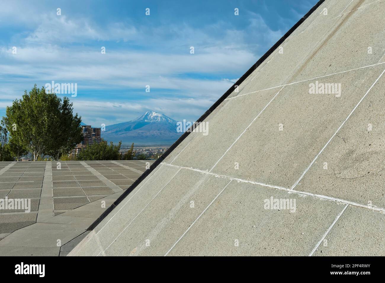 Vista su Yerevan e sul Monte Ararat dal Memoriale del genocidio armeno Tsitsernakaberd, Yerevan, Armenia, Caucaso, Medio Oriente Foto Stock