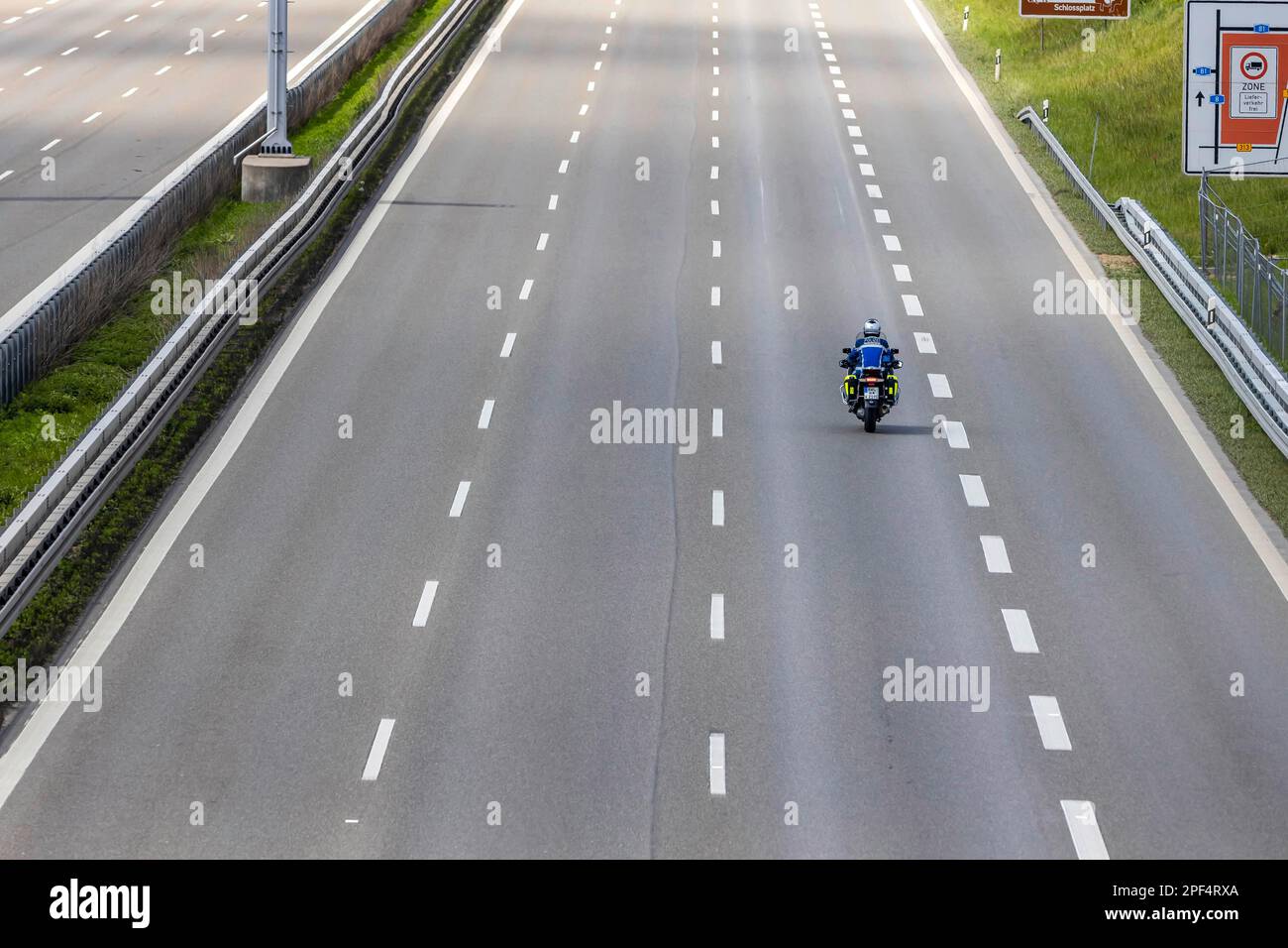 Corsie vuote sull'autostrada A8, limitazioni di uscita a causa della Corona fare per strade vuote, polizia moto Stoccarda, Baden-Wuerttemberg, Germania Foto Stock