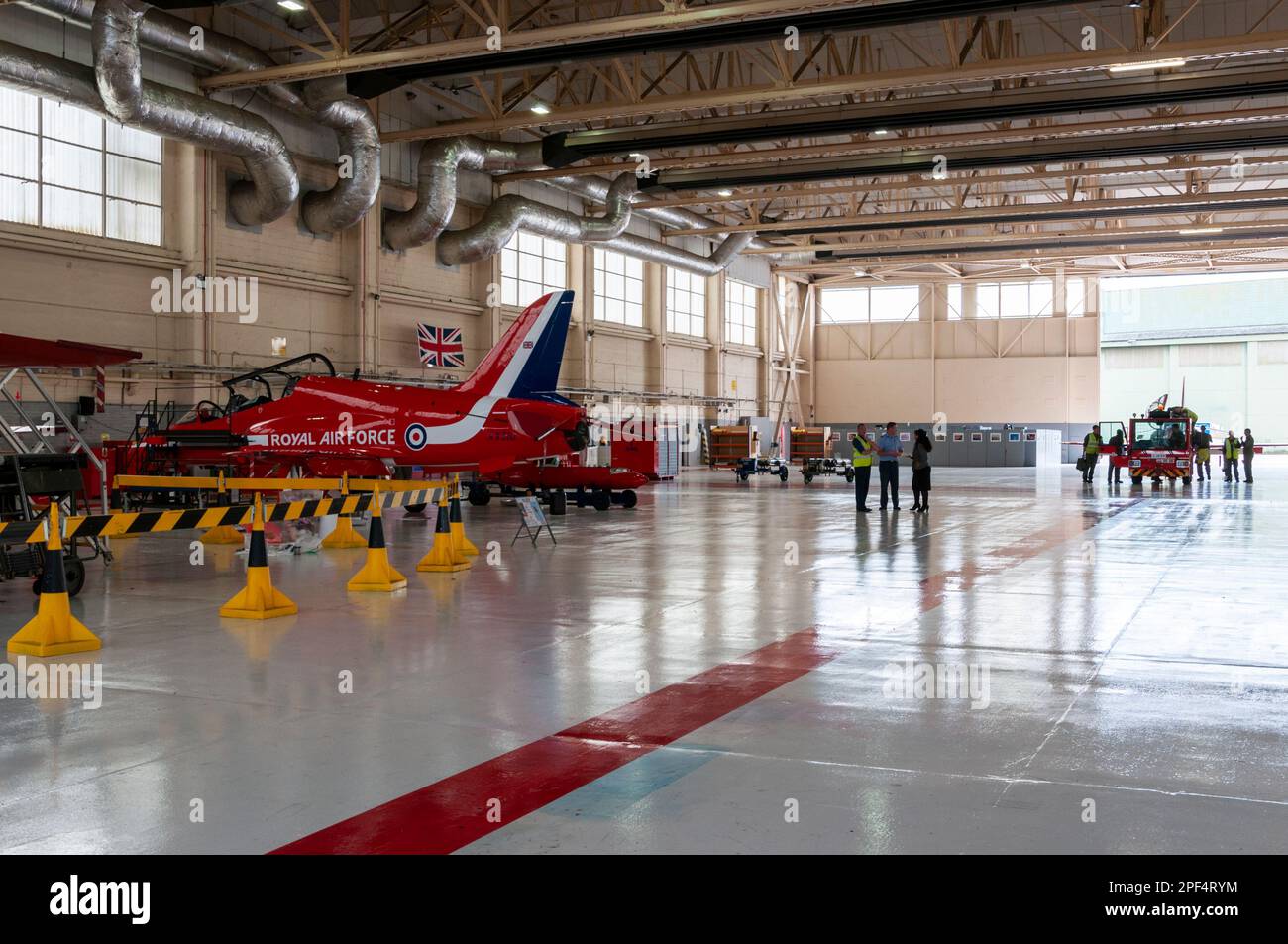 Royal Air Force Red Arrows mostra il team BAe Hawk T1 jet plane in un hangar al RAF Scampton, Regno Unito. Vano di manutenzione Foto Stock