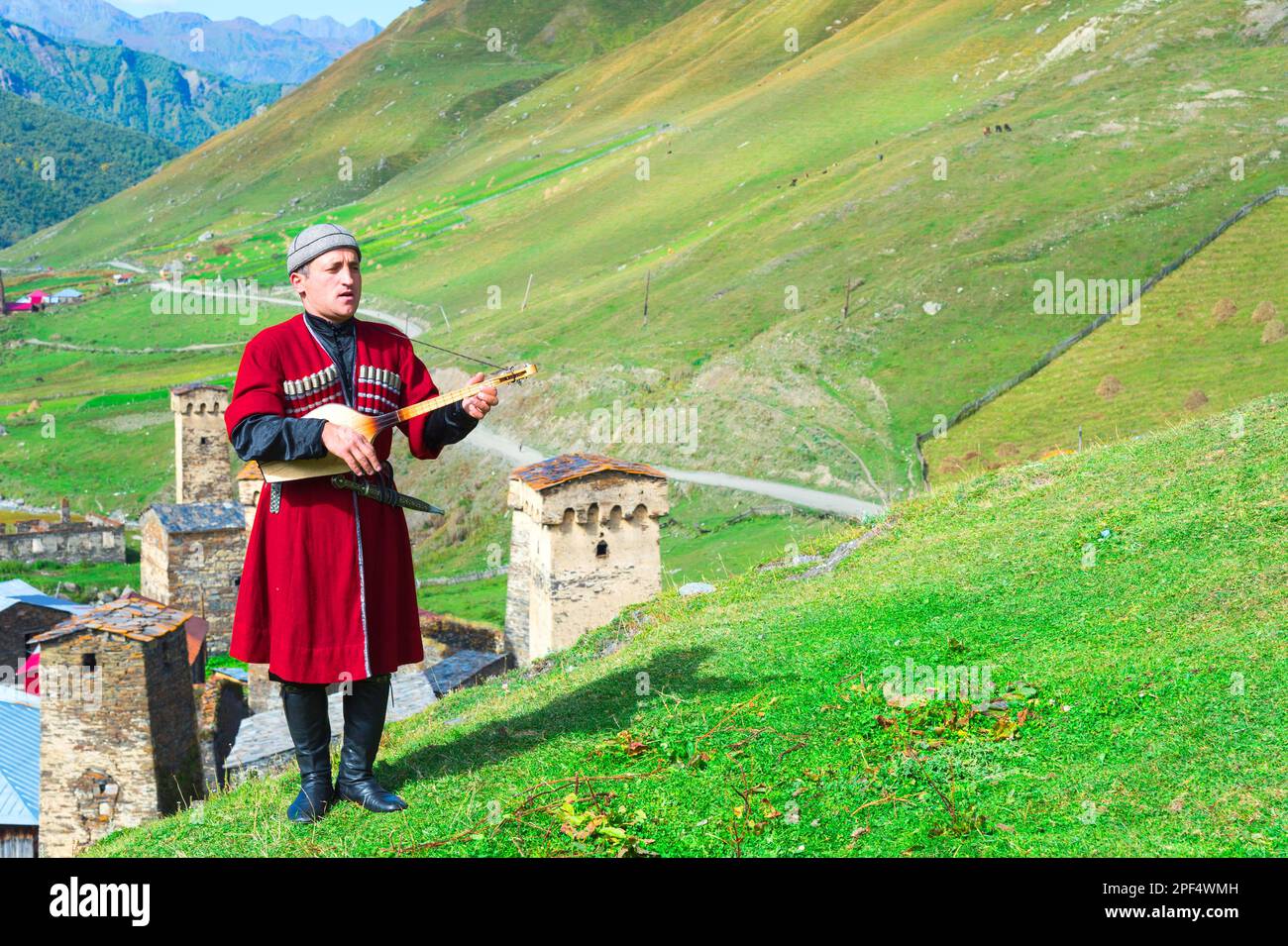 Musicista georgiano di un gruppo folcloristico che suona panduri, solo per scopi editoriali, Ushguli, regione di Svanetia, Georgia Foto Stock