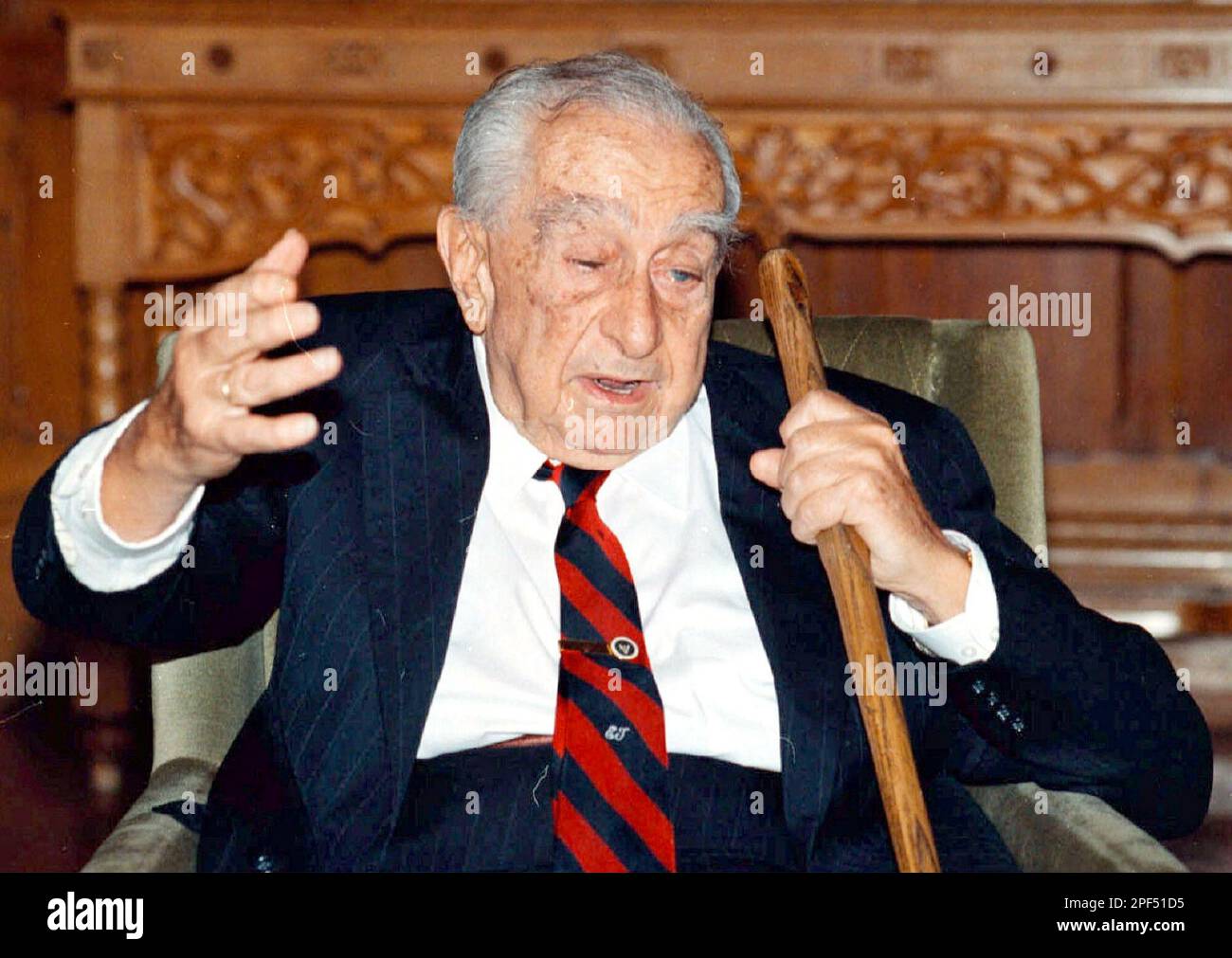 ** FILE** A file photo of Hungarian-born American physicist Dr Edward Teller taken in Budapest, Hungary, Oct. 22, 1996. Teller, who played a key role in U.S. defense and energy policies for more than half a century and was dubbed the "Father of the H-bomb'' for his enthusiastic pursuit of the powerful weapon, died Tuesday, Sept. 9, 2003. He was 95. (AP Photo/MTI, Lajos Soos, File) Foto Stock
