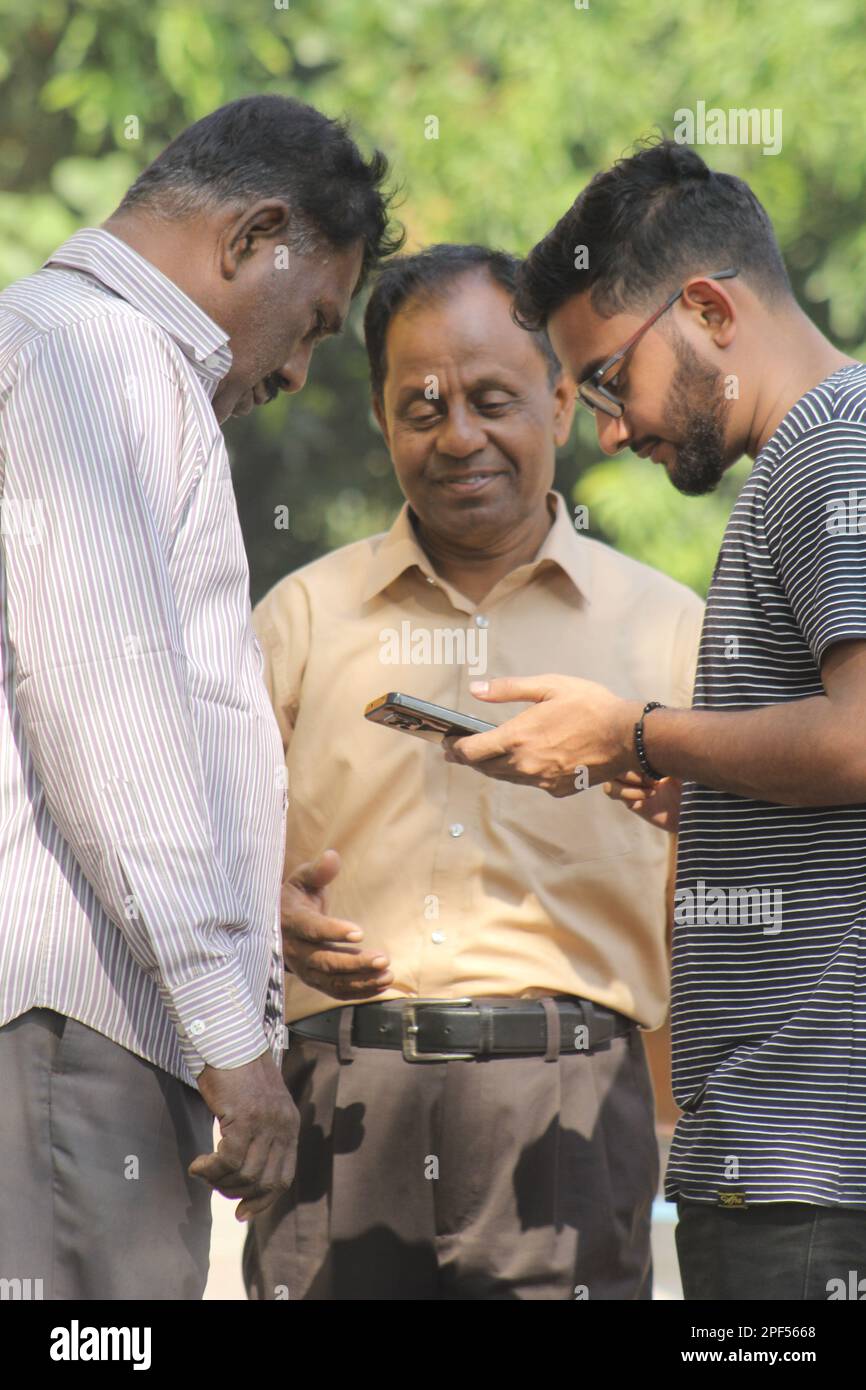 Legame generazionale: Il giovane ragazzo insegna tecnologia agli anziani. Foto Stock