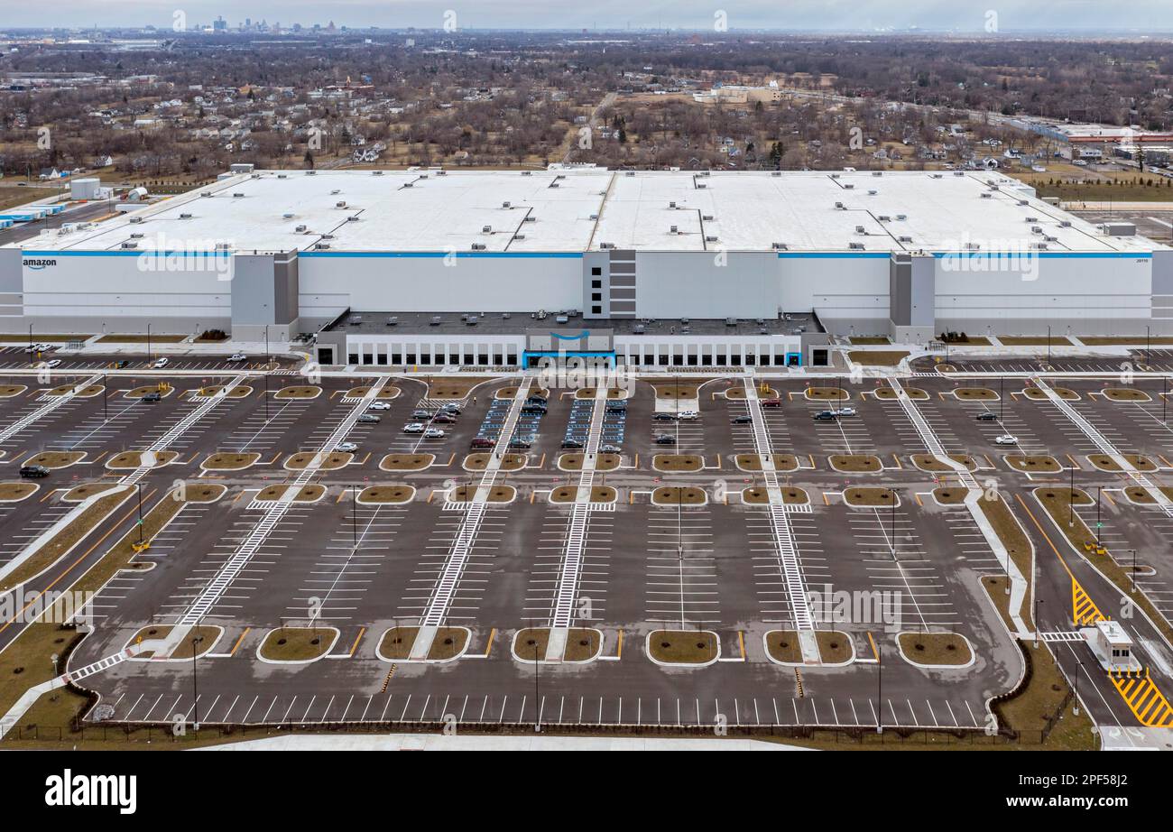 Detroit, Michigan USA, 7 gennaio 2023, Un centro di sviluppo Amazon da $400 milioni di dollari di recente costruzione, il più grande del Michigan, rimane inattivo come Amazon Foto Stock