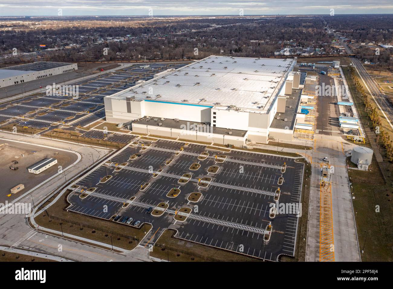 Detroit, Michigan USA, 7 gennaio 2023, Un centro di sviluppo Amazon da $400 milioni di dollari di recente costruzione, il più grande del Michigan, rimane inattivo come Amazon Foto Stock