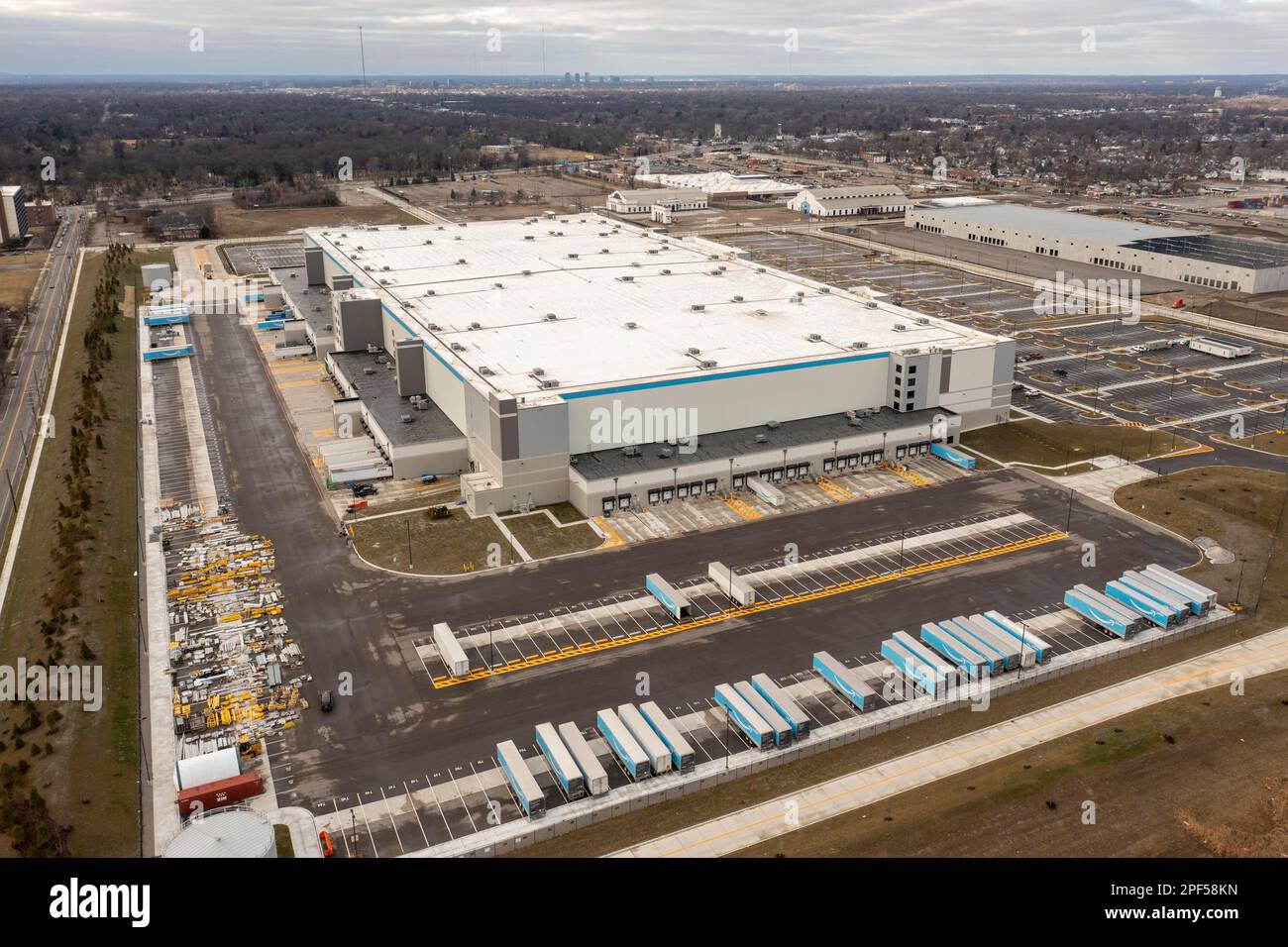 Detroit, Michigan USA, 7 gennaio 2023, Un centro di adempimento Amazon da 00 milioni di dollari di recente costruzione, il più grande del Michigan, rimane inattivo come ha annunciato Amazon p Foto Stock