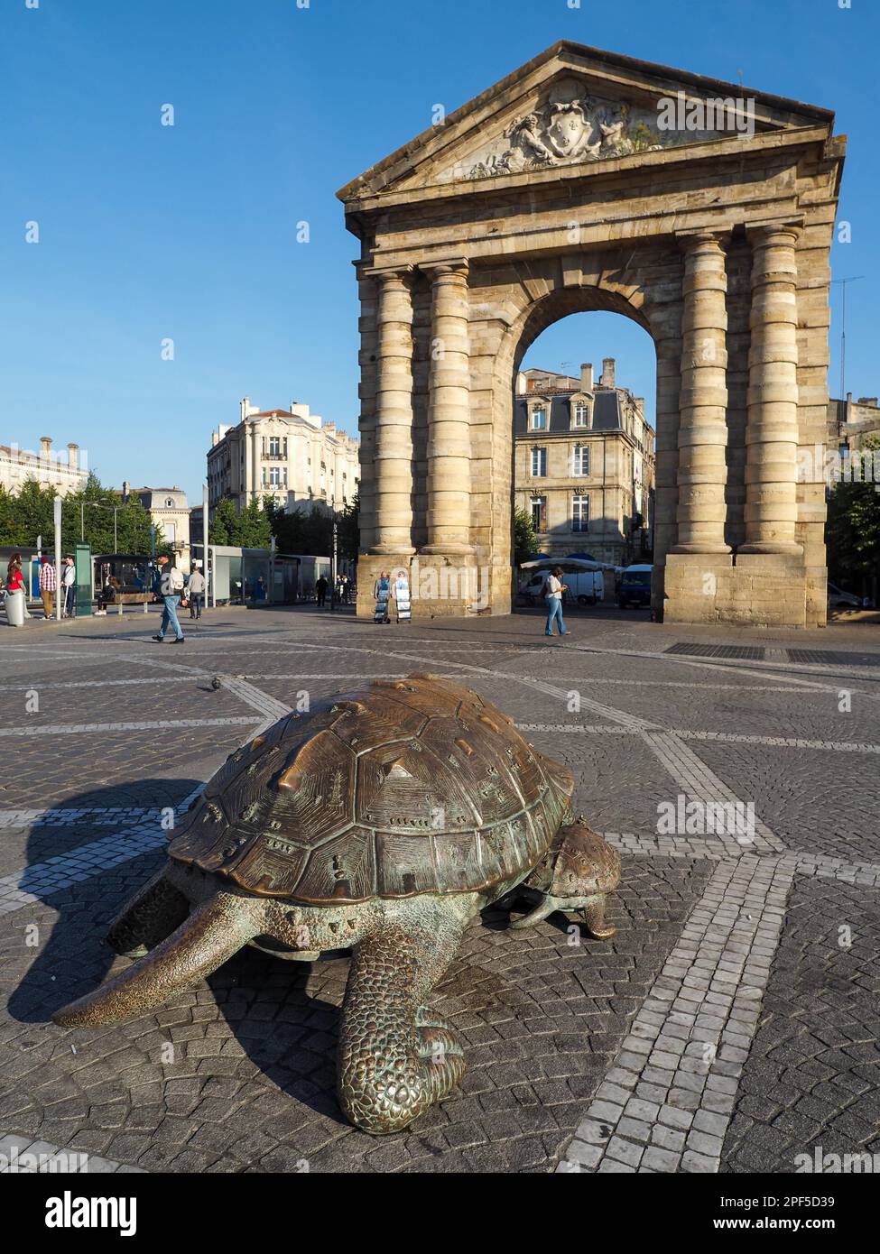 Sculture in bronzo di un adulto e di giovani la tartaruga gigante in Place de la Victoire Bordeaux Foto Stock