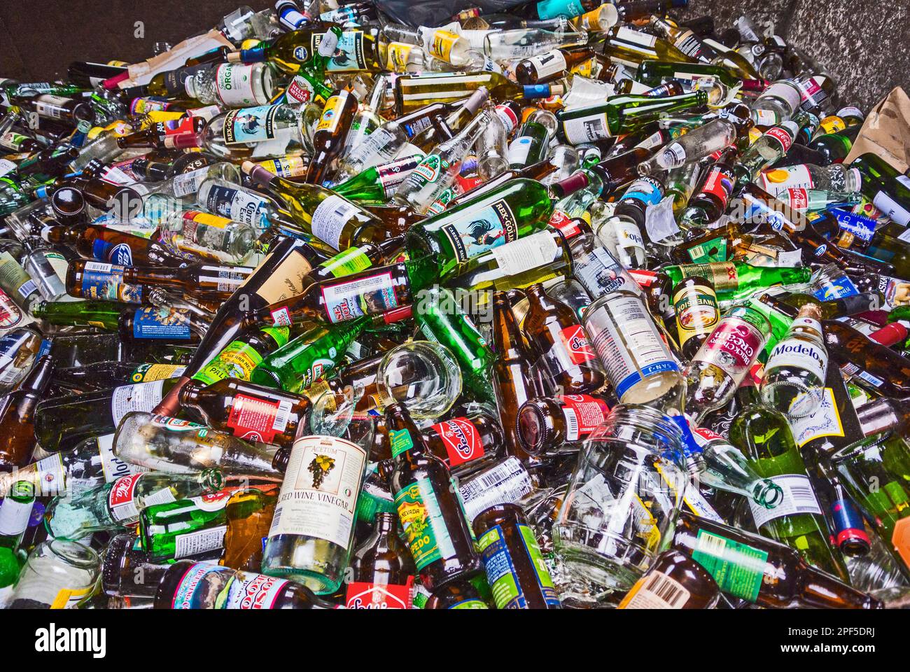 Cestino di riciclaggio pieno di birra, vino, liquori e bottiglie pop presso il centro di raccolta del riciclaggio di Sitka, Alaska, USA. Foto Stock