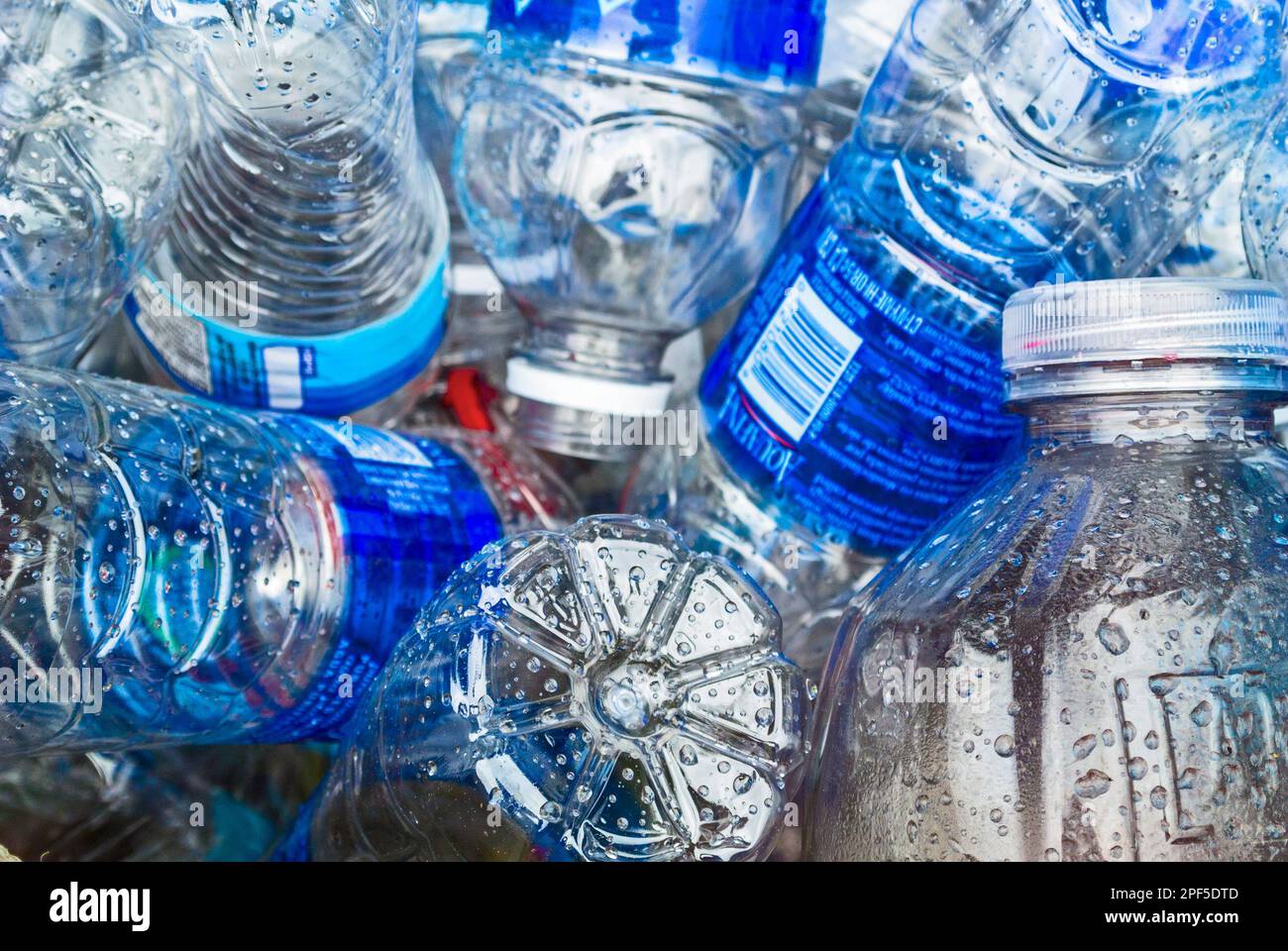 Primo piano delle bottiglie d'acqua in plastica presso il centro di raccolta del riciclo di Sitka, Alaska, USA. Foto Stock